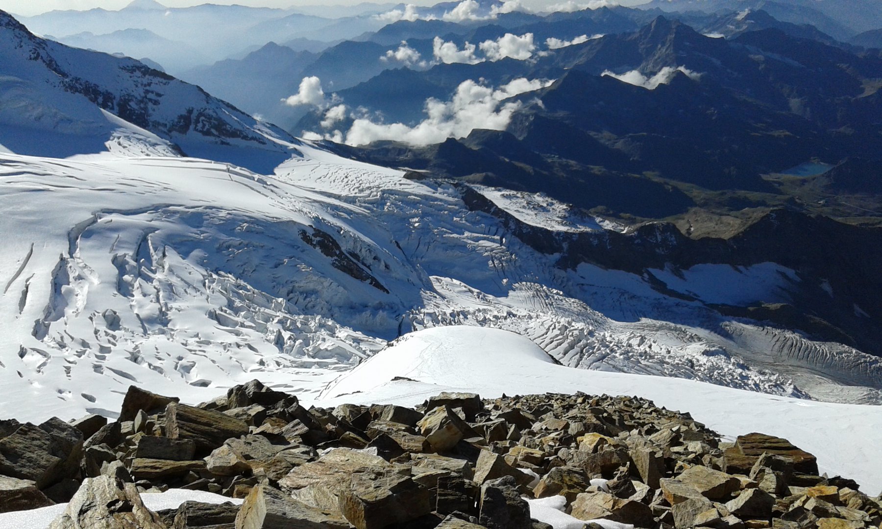 Vista verso Rif. Gniffetti, Rif. Mantova e Passo dei Salati