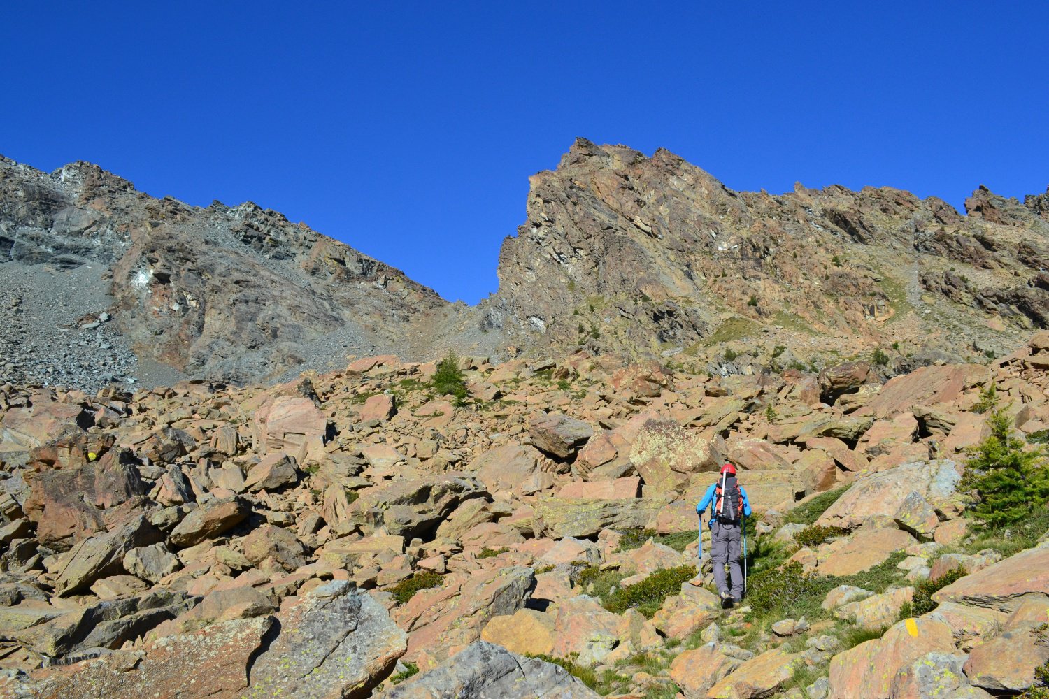 in direzione del Colle Giron, a destra l'omonimo monte