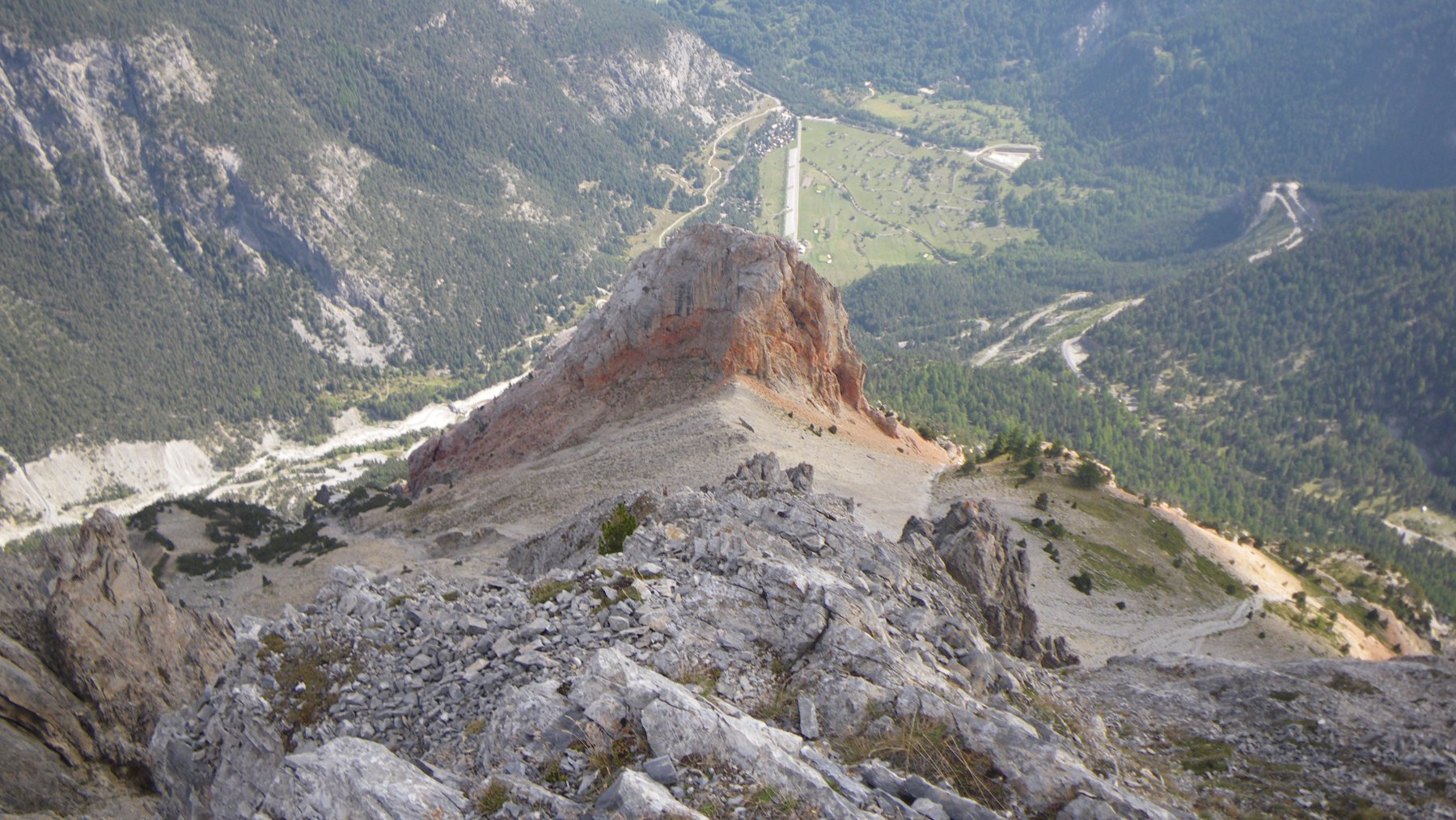 Dalla vetta il Torrione Rosso
