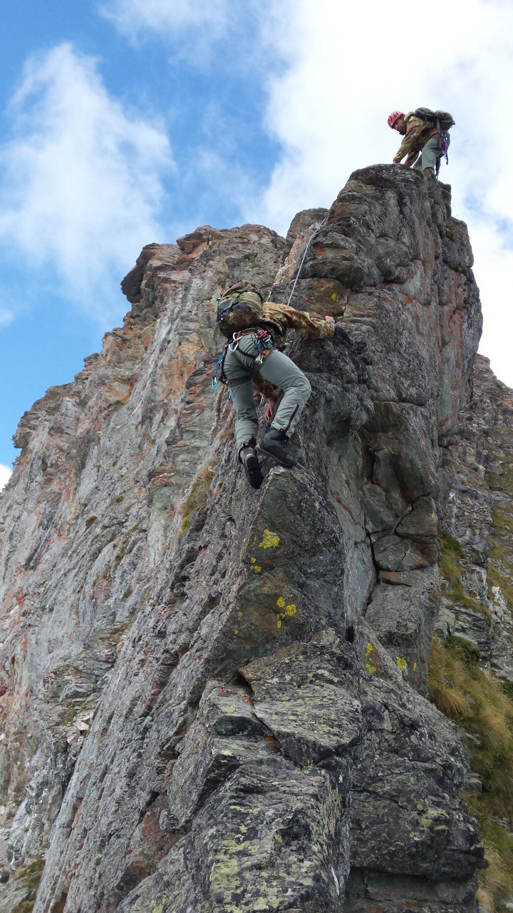 2 Militari percorrevano la cresta in discesa 