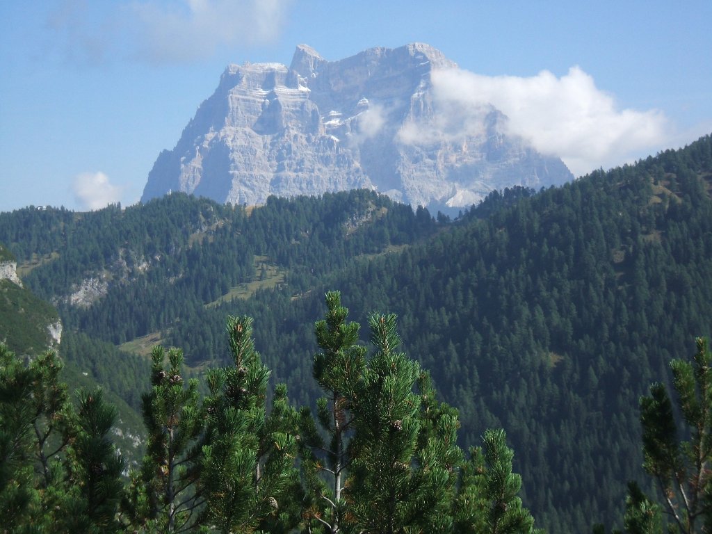 Il Pelmo domina la salita