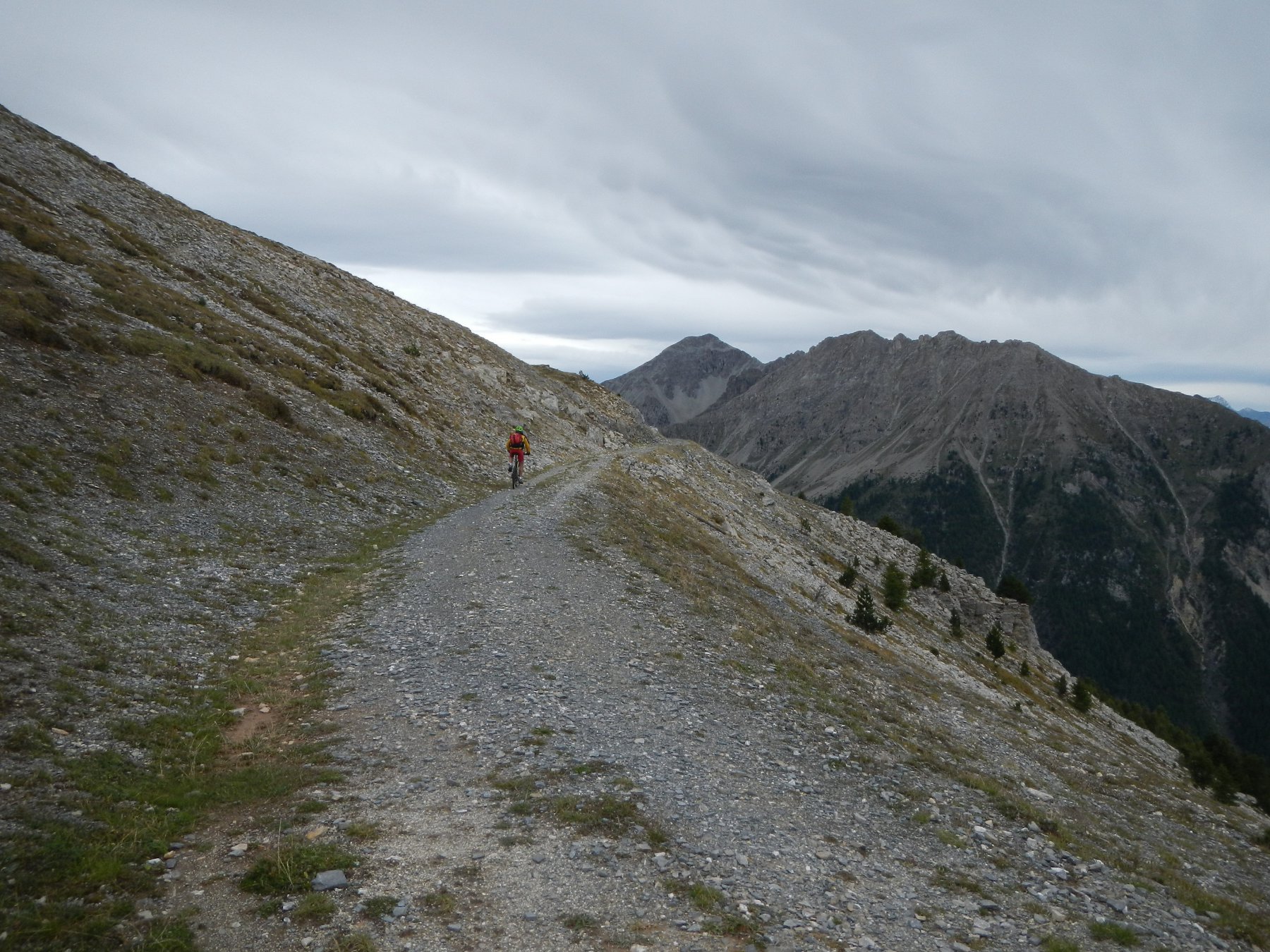 lo sterrato in direzione di quota 2512 m.
