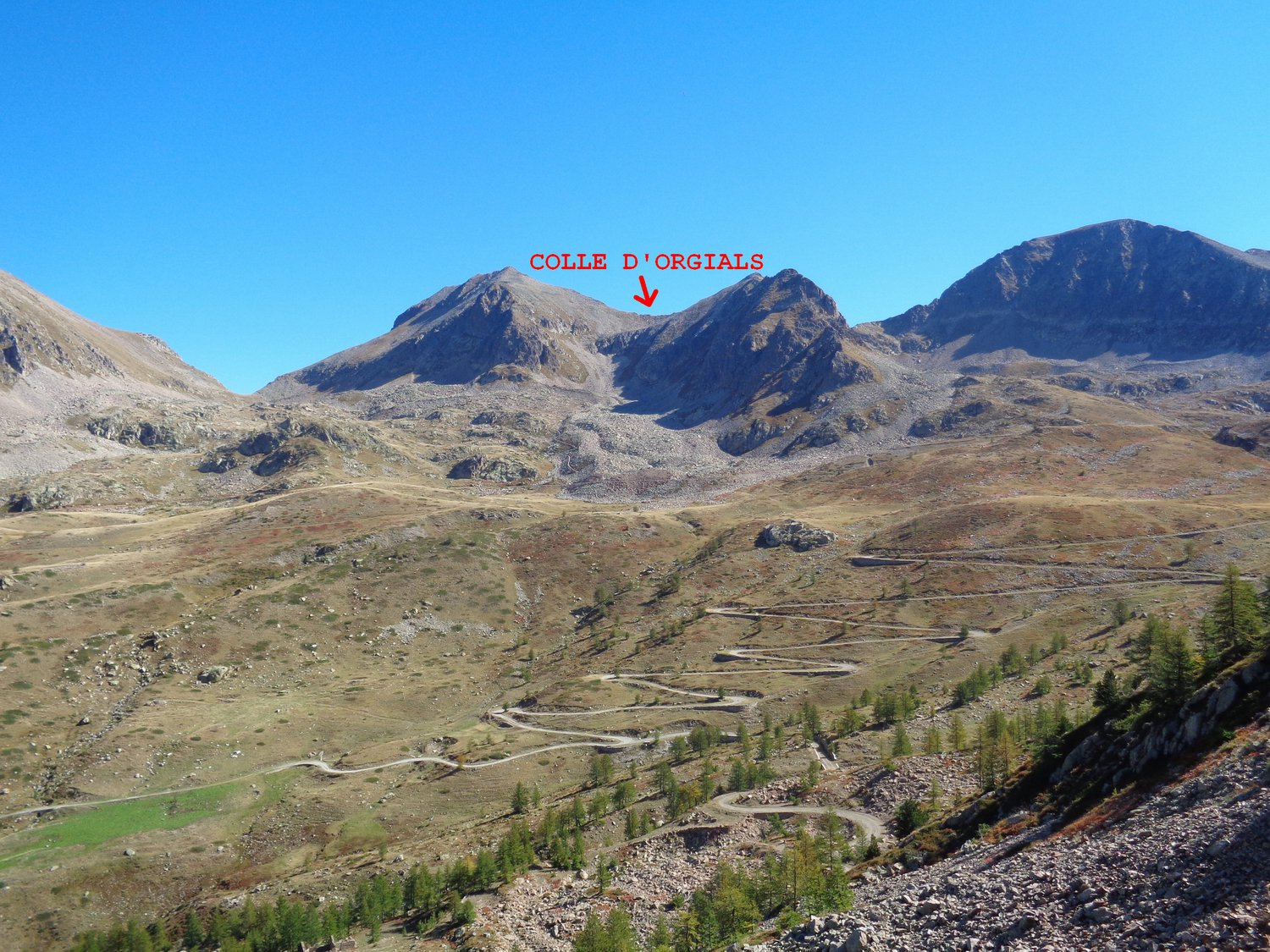 la sterrata che sale al colle della Lombarda con i due rami ben visibili nel tratto finale