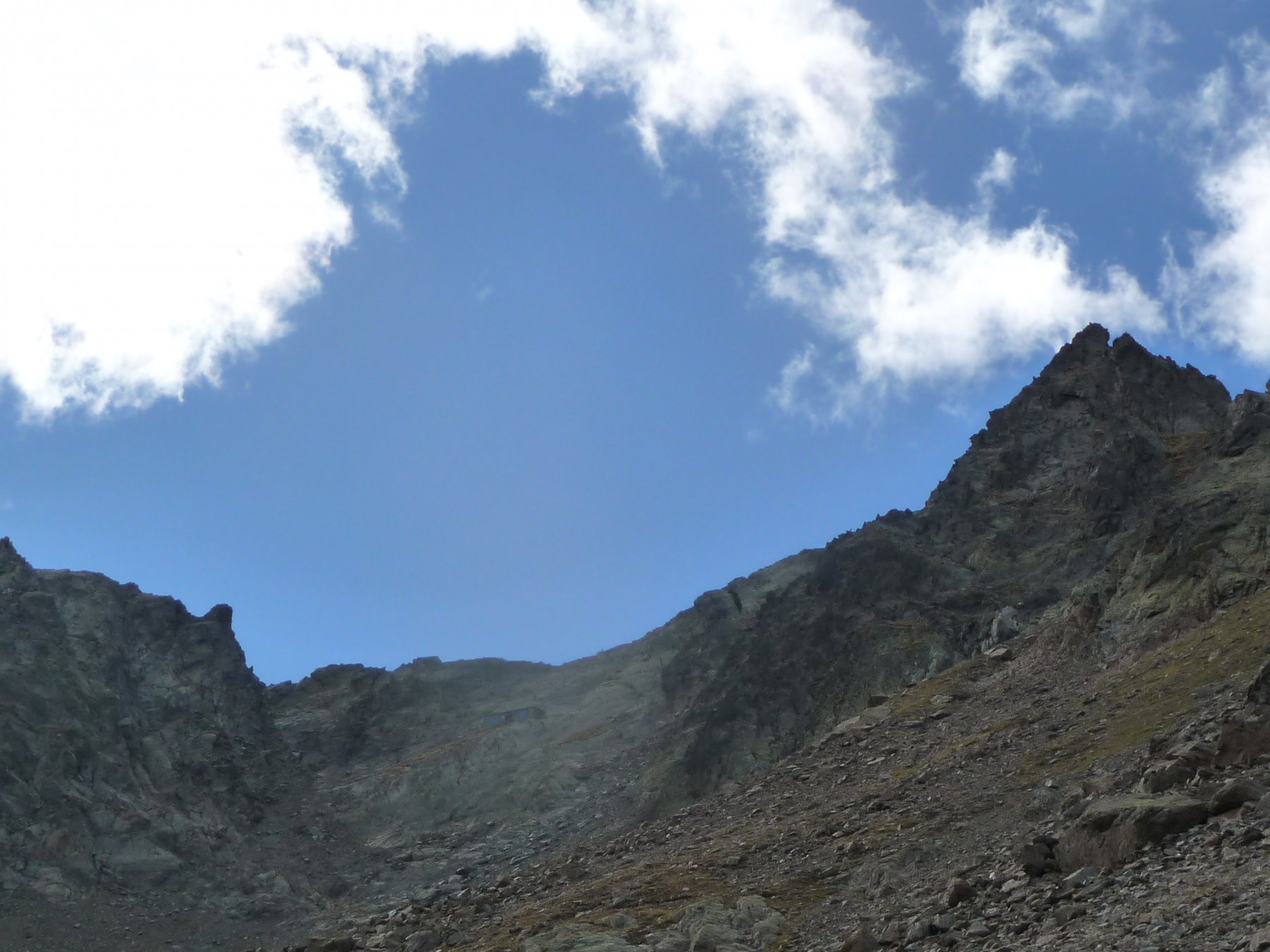 a destra Testa Rossa, al centro Passo Tenibres e casermetta Cè