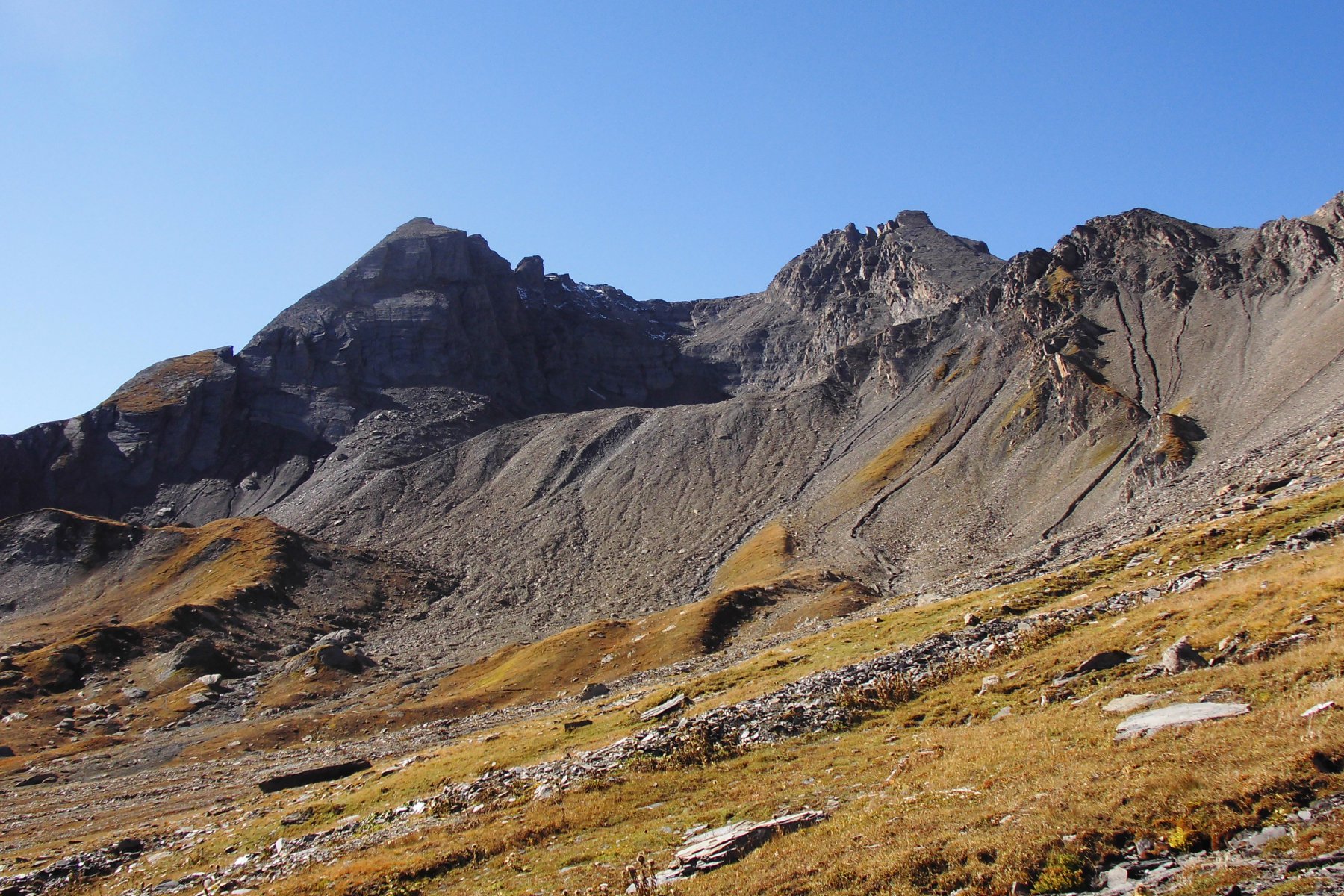 Dai pressi del Col di San. Remy, sguardo verso il Gran (dx) e Petit (Sx) Golliaz.