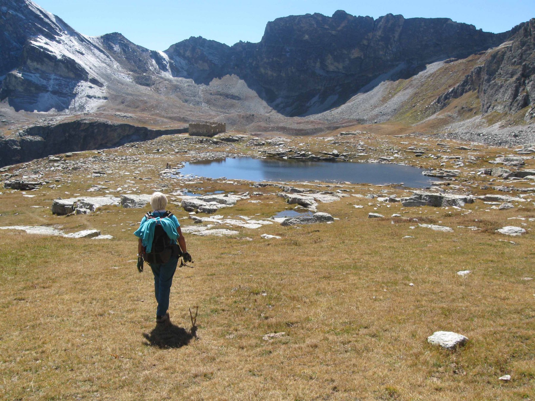 in una bellissima conca il lago delle Camoscere