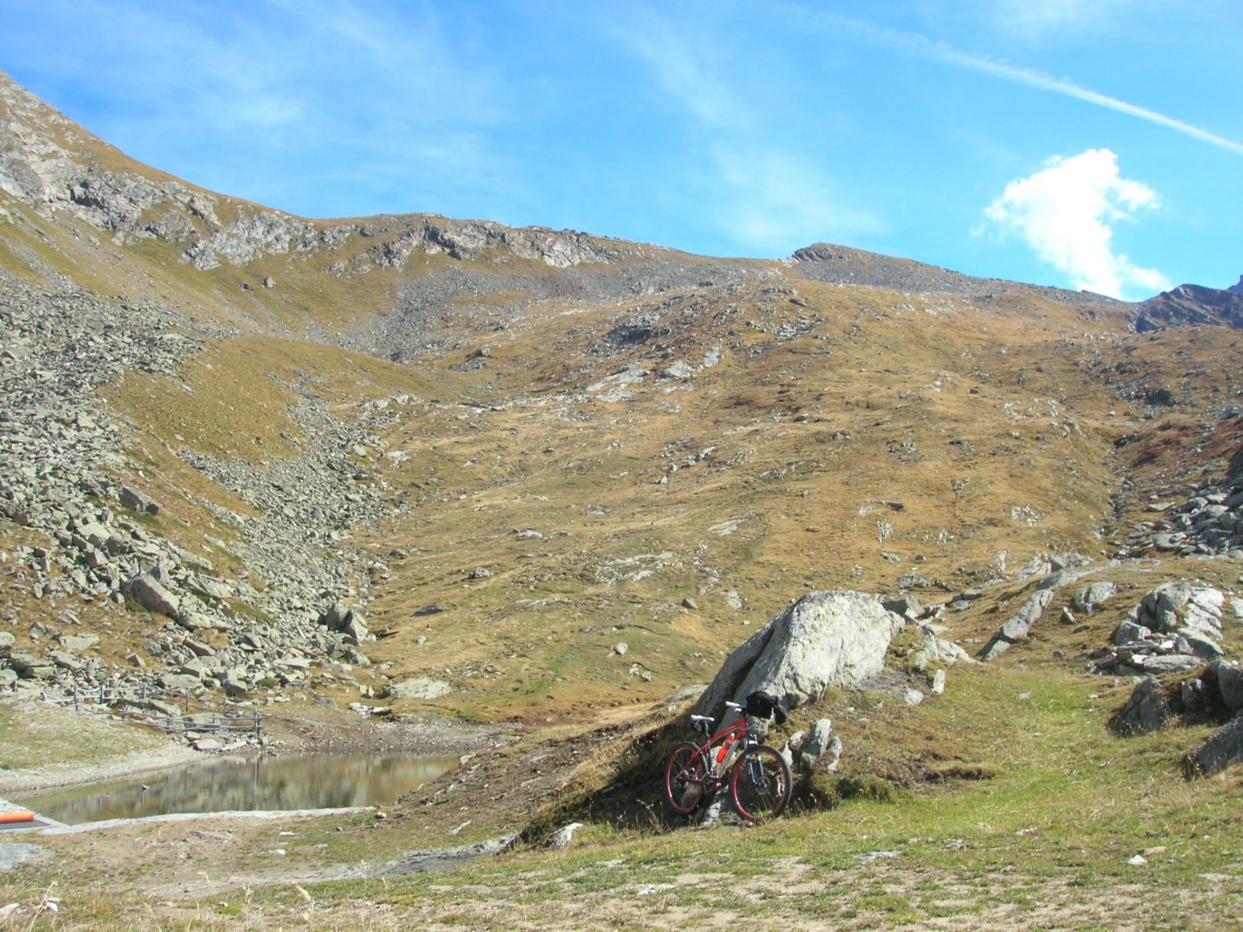 Le praterie che dal Col d'Eyele (o d'Etsely) scendono sul Tramail d'Eyele da dove origna lo sterrato di discesa
