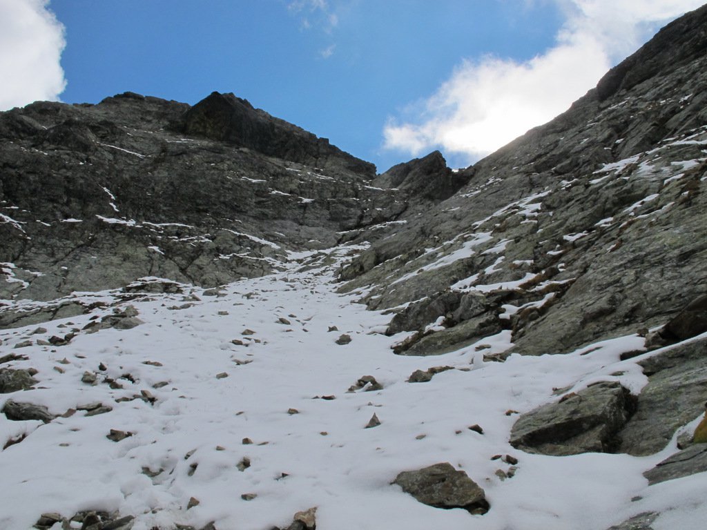 Il canale di pietre innevato, in alto le placche