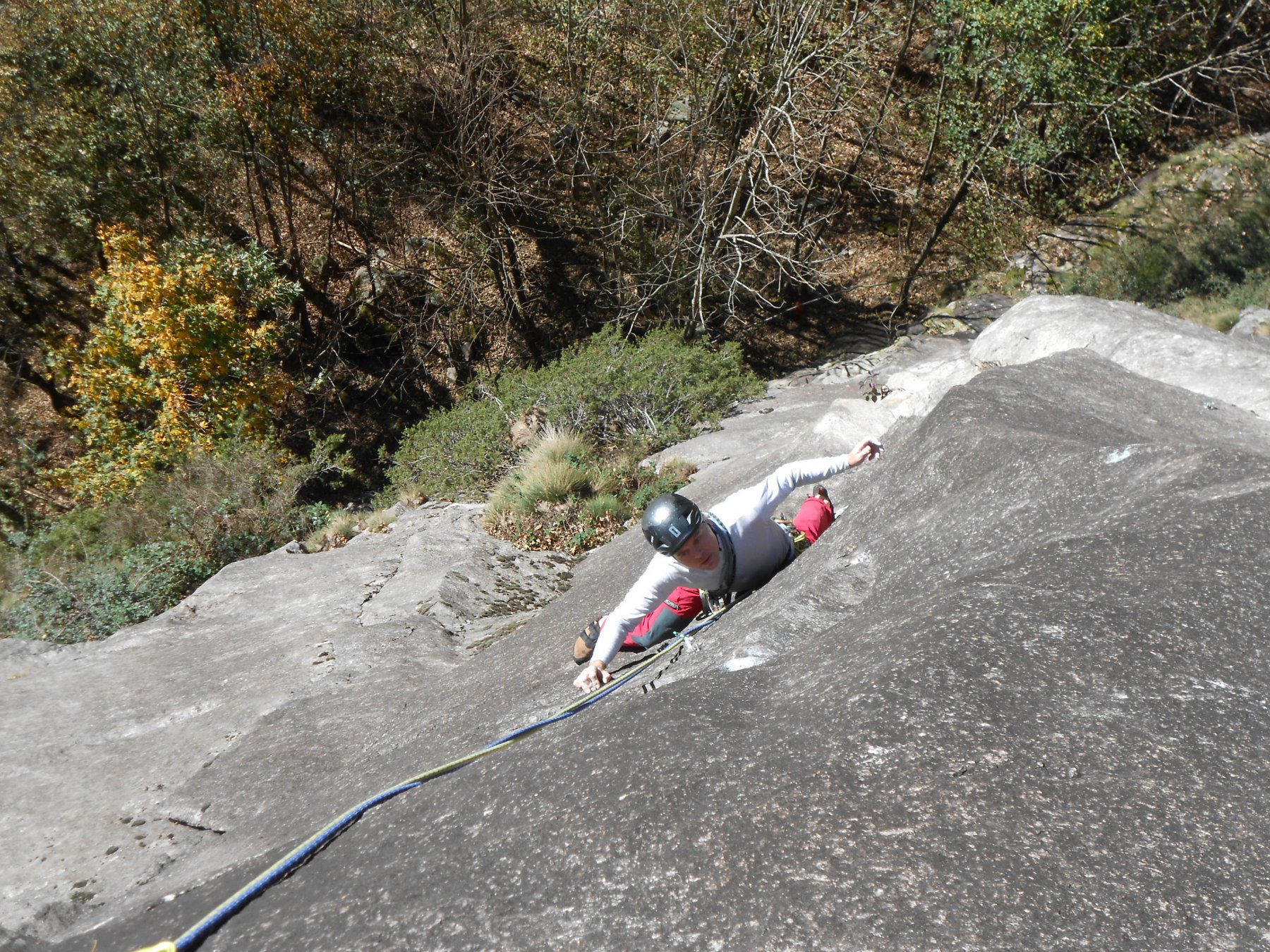 L1 6c il passaggio tecnico in uscita, visibile sulla sin di chi scala lo spit da ignorare.