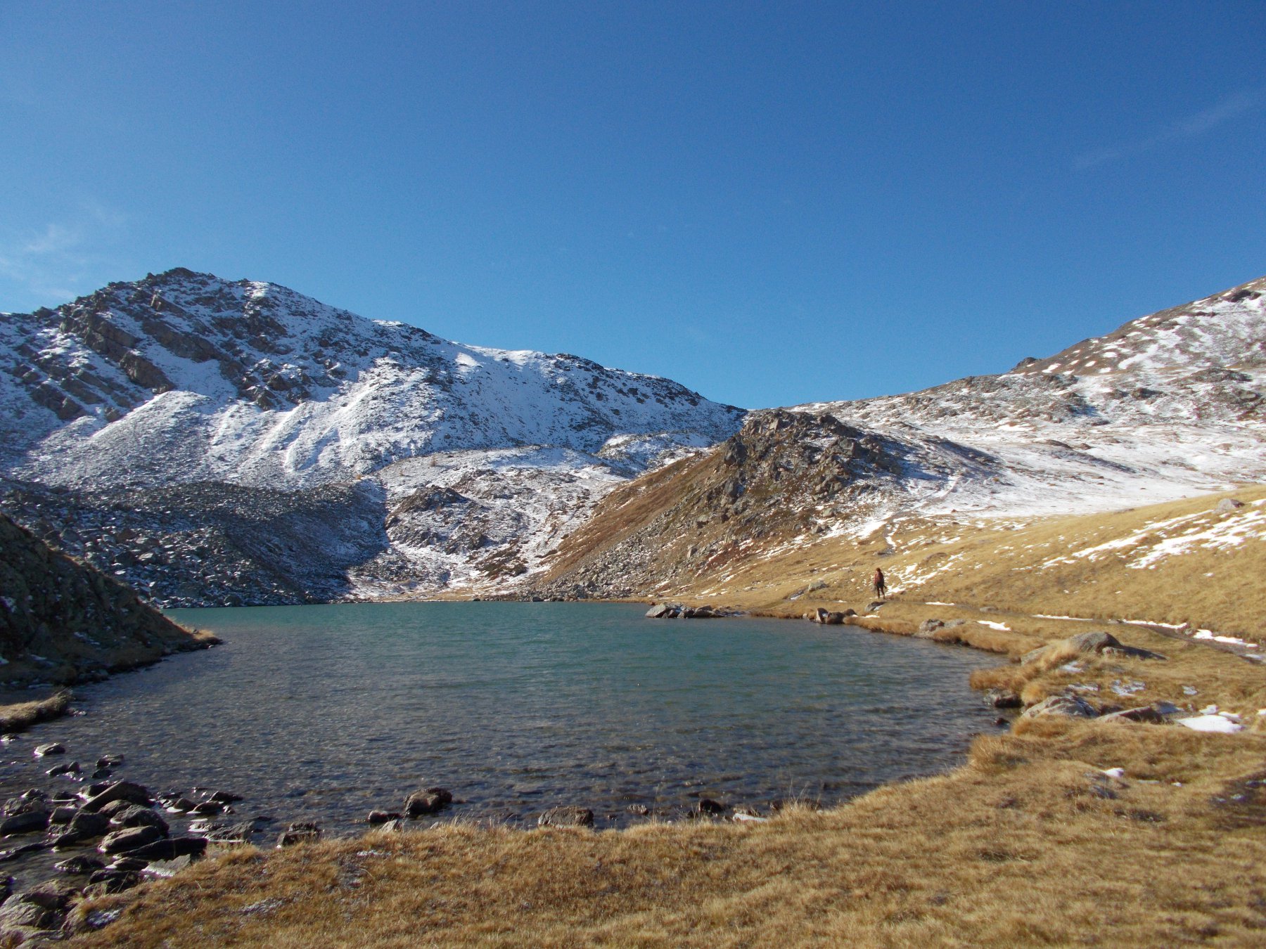 Le Grand Lac de L'Oule e dietro la Rocher du Loup..