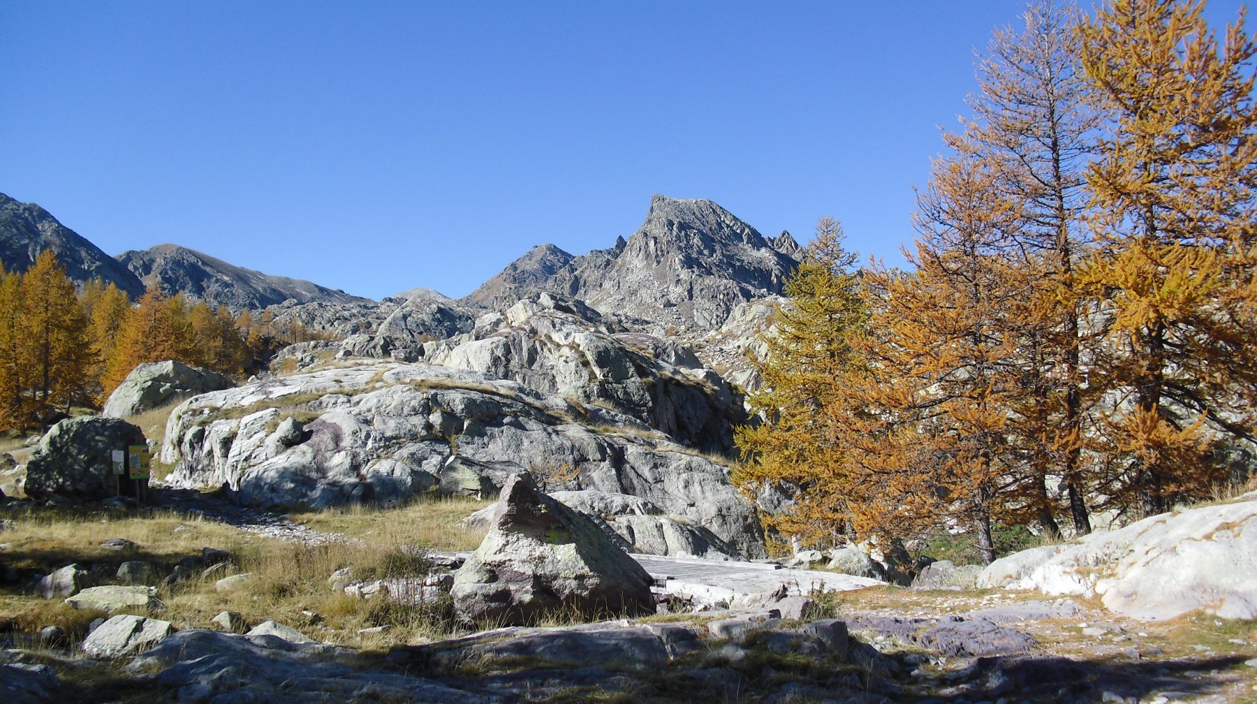 In fondo la nostra meta e a dx la Cime des Lacs.