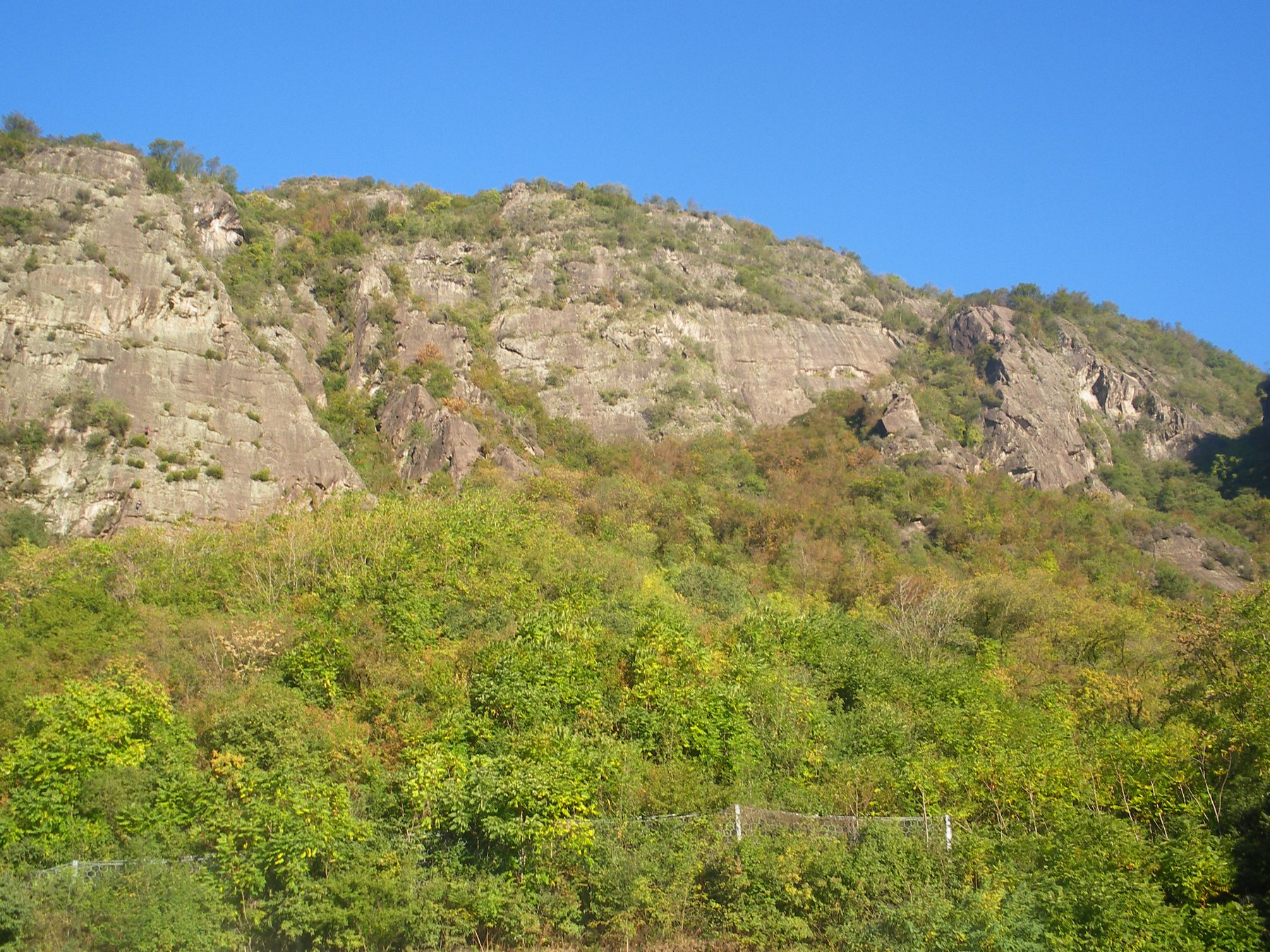 Pilastro dei Pitoti, la via corre sul lato sx del pilastro