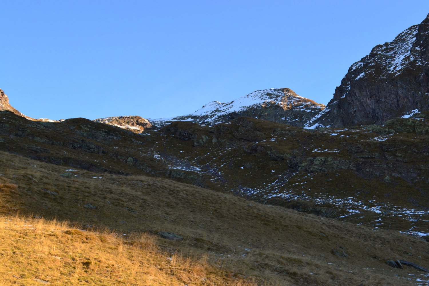 è ben visibile al centro l'innevato Pizzo Tornello