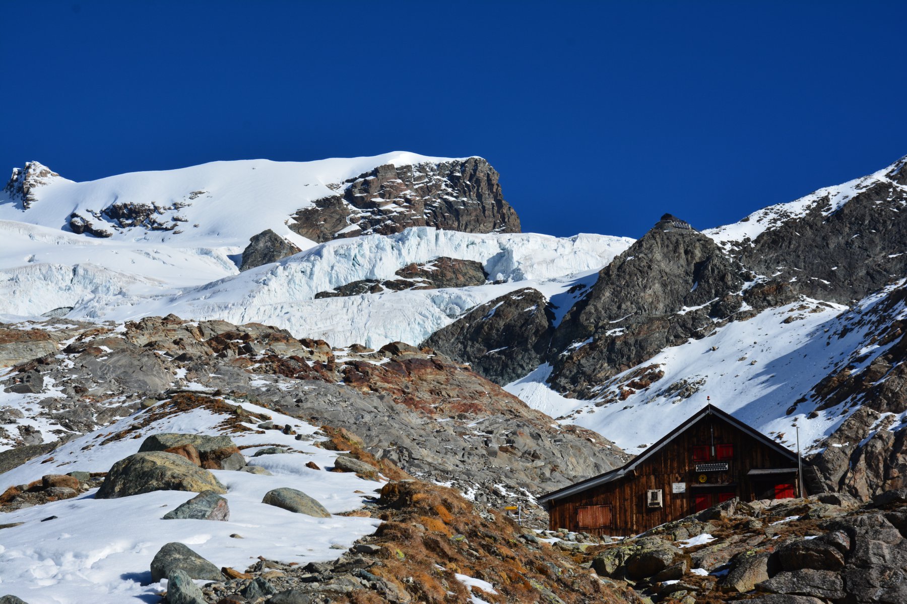 il mezzalama (in primo piano) e il rifugio delle guide d'Ayas (sopra)