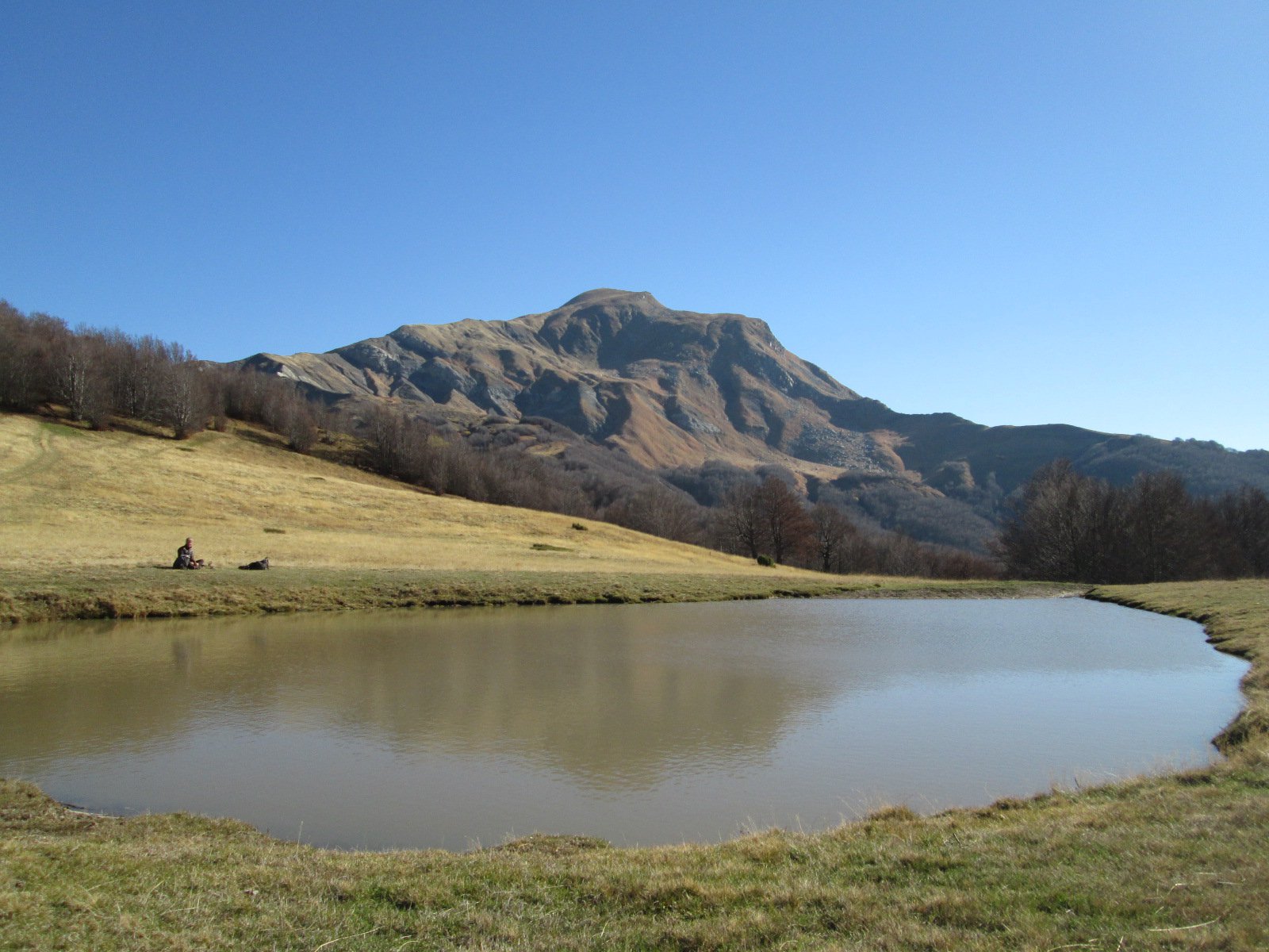 il Lago del Caricatore con il Cusna sullo sfondo