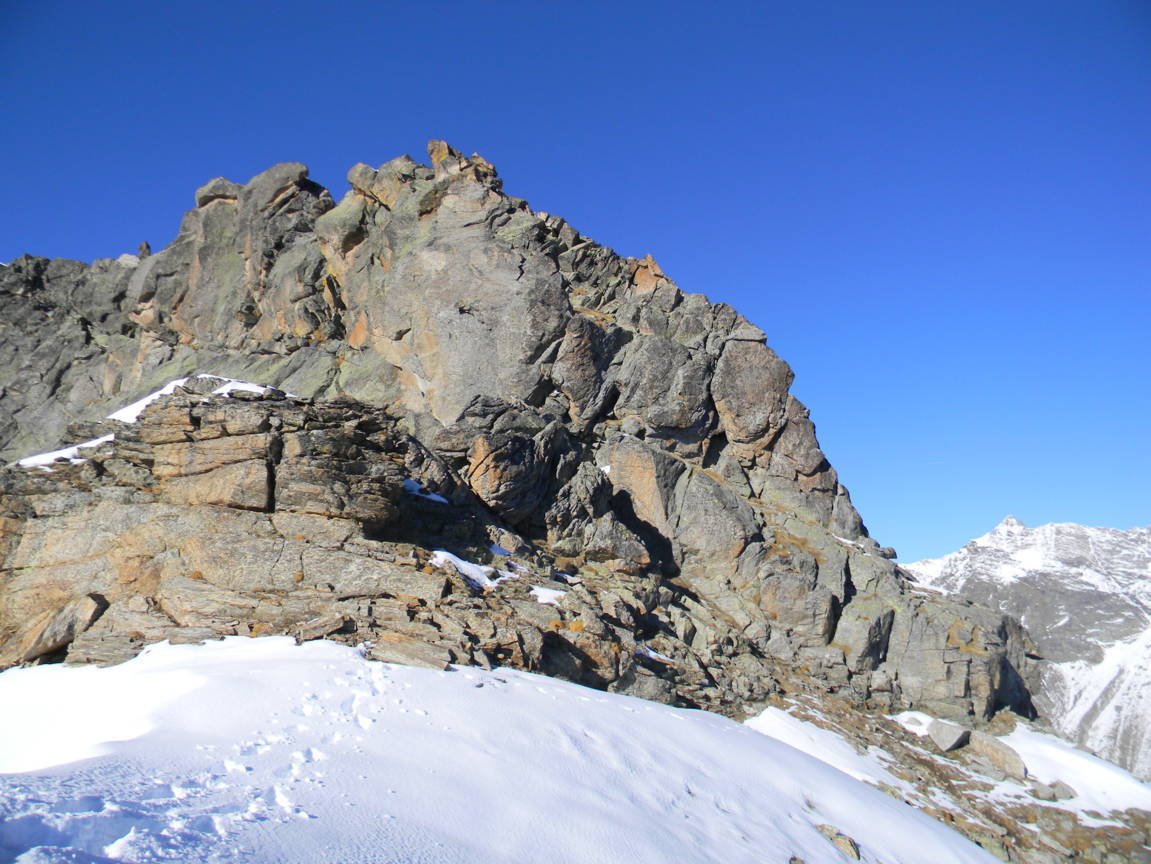 la vetta dalla vicina sella sottostante