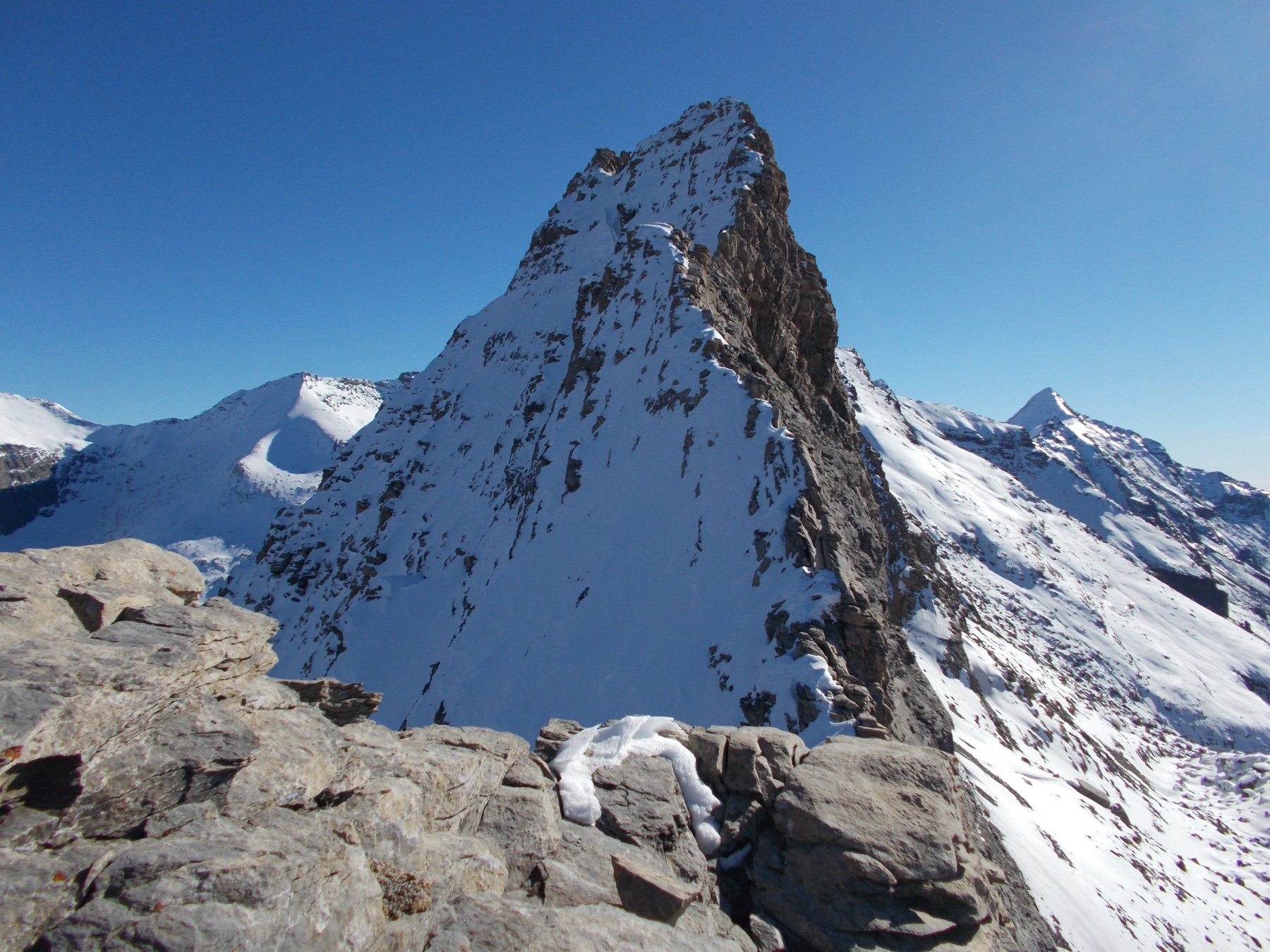 l'ardita piramide dei Trois Dents..gli fa eco il Rocciamelone al fondo..