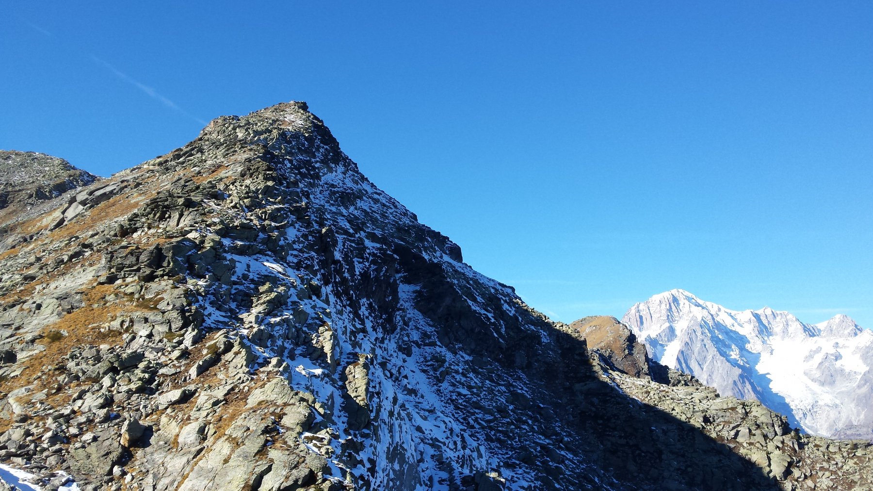 davanti la cresta di salita, a dx quella di discesa 