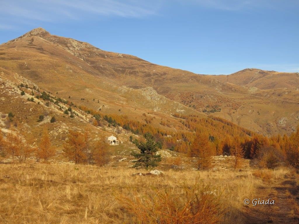 Il Piano della Colma con la chiesetta di San Giovanni e dietro il Pizzo d'Ormea
