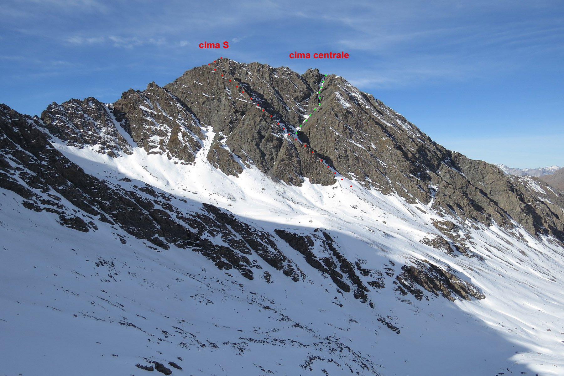 il versante E: in rosso il canale ramo sx (nascosto), in verde il ramo dx