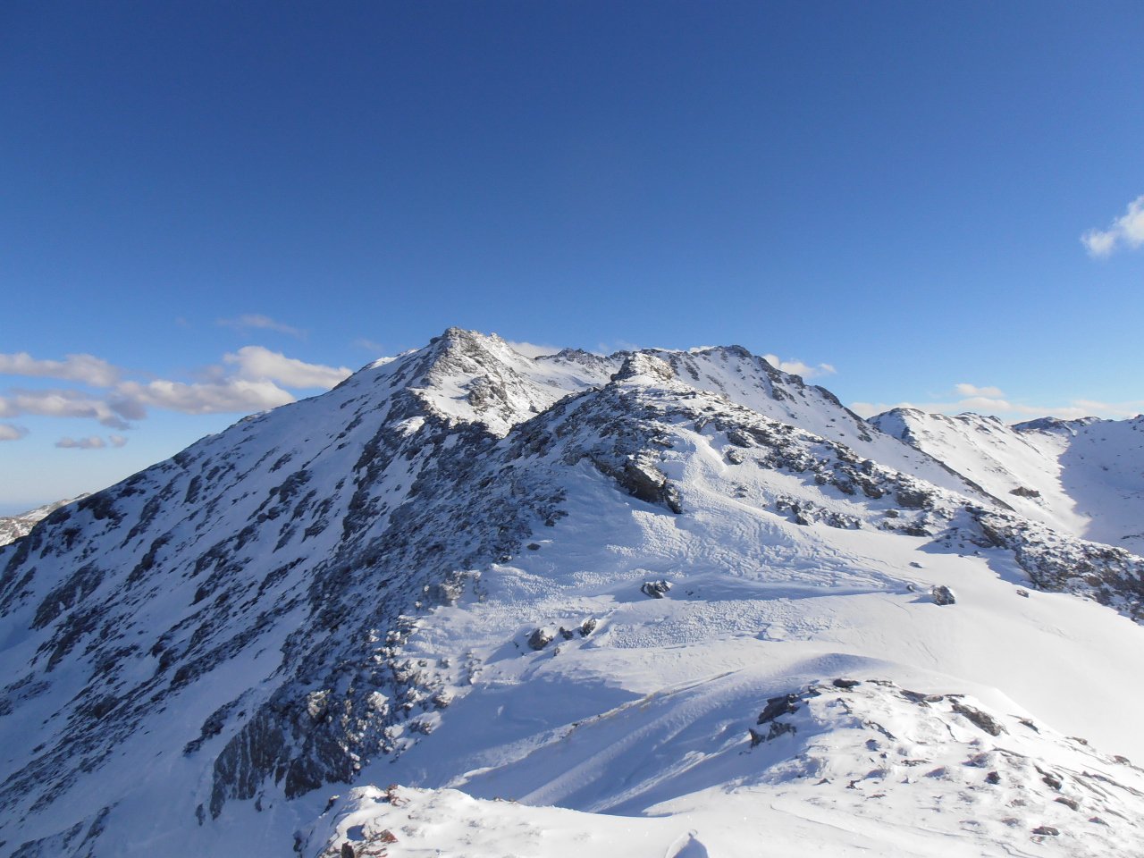 01 - La cresta con le due cime vista dall'anticima quota 2908