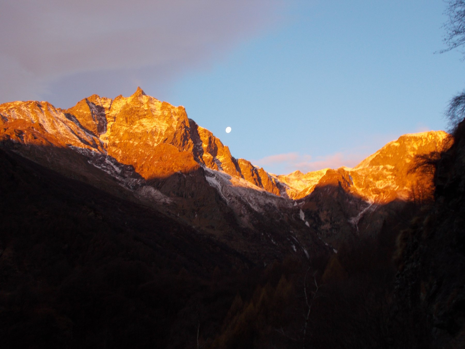 la luna fa capolino diero al Lera..