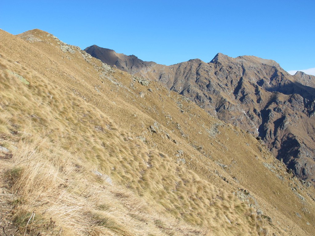 A sx il Rosso, sullo sfondo da sx Dondogna, Vallere, Debat, Vailet e Strie