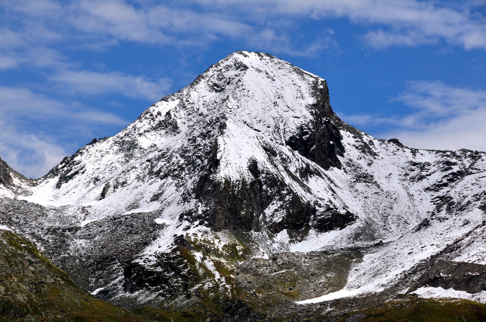 al centro la parete Ovest, a dx il colletto di salita, a sx il col Fussì (fonte Summitpost)