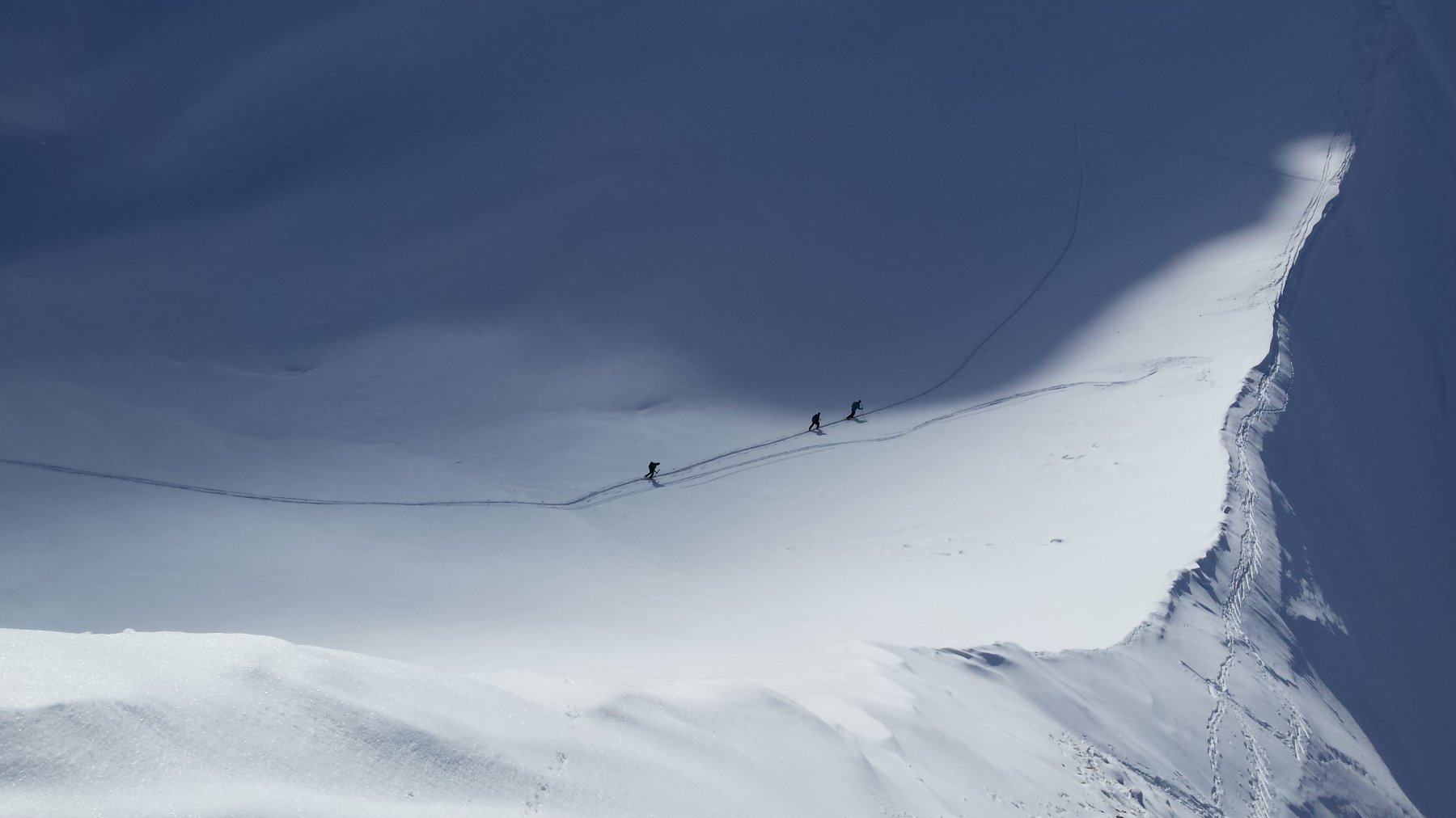 gente che sale vista dalla Pointe de Combette 