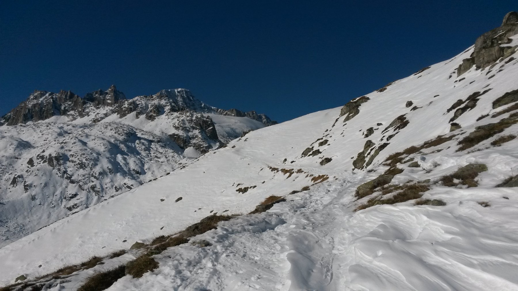 Il mezzacosta ben tracciato prima del bivio per l'Albert-Heim Hutte