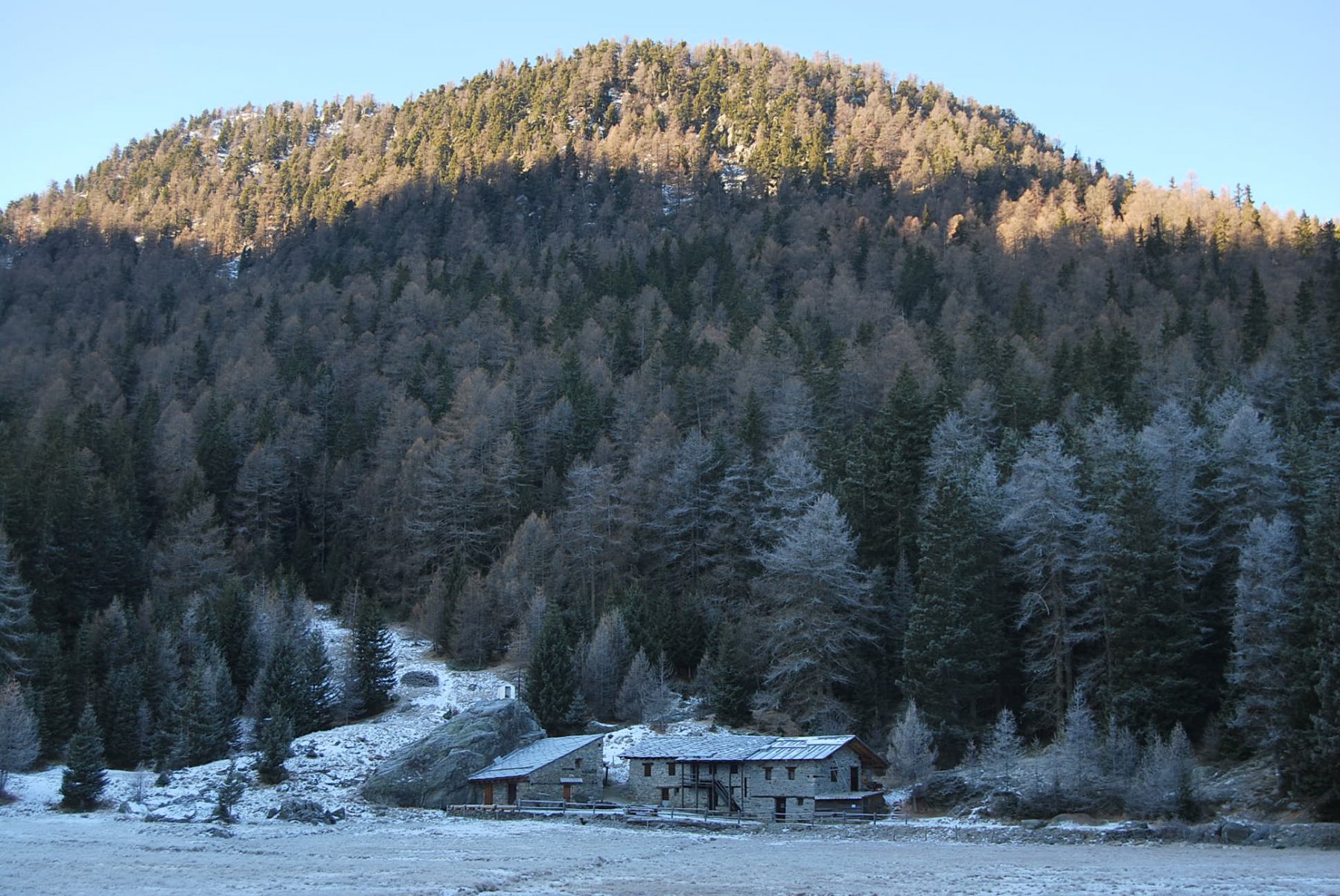 L’arrivo a Tillac, col Mont Broillat sullo sfondo. Si inizia a realizzare il tipo di ambiente …