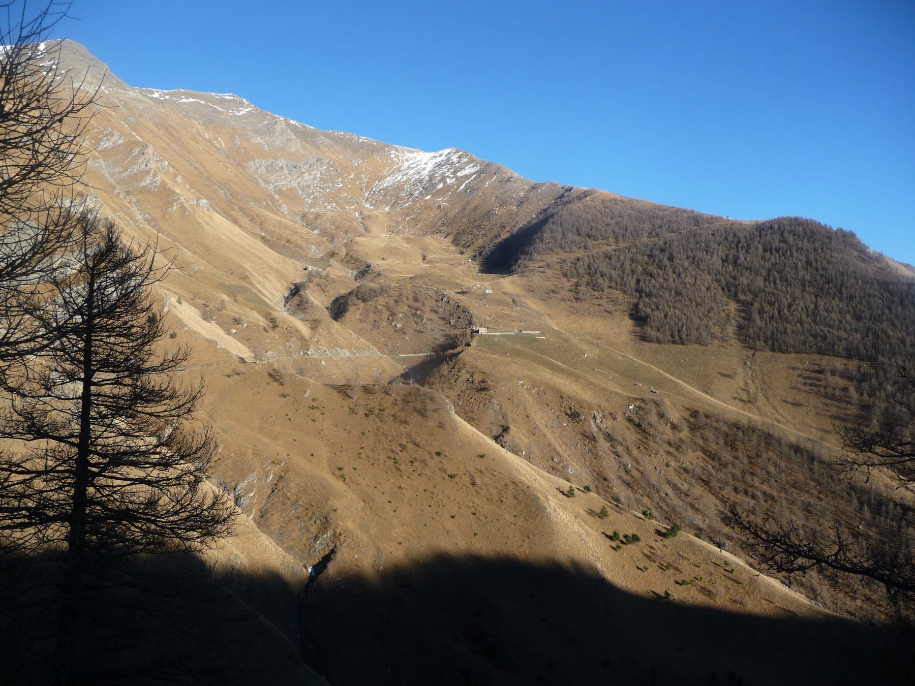 la bella cresta di salita sulla destra