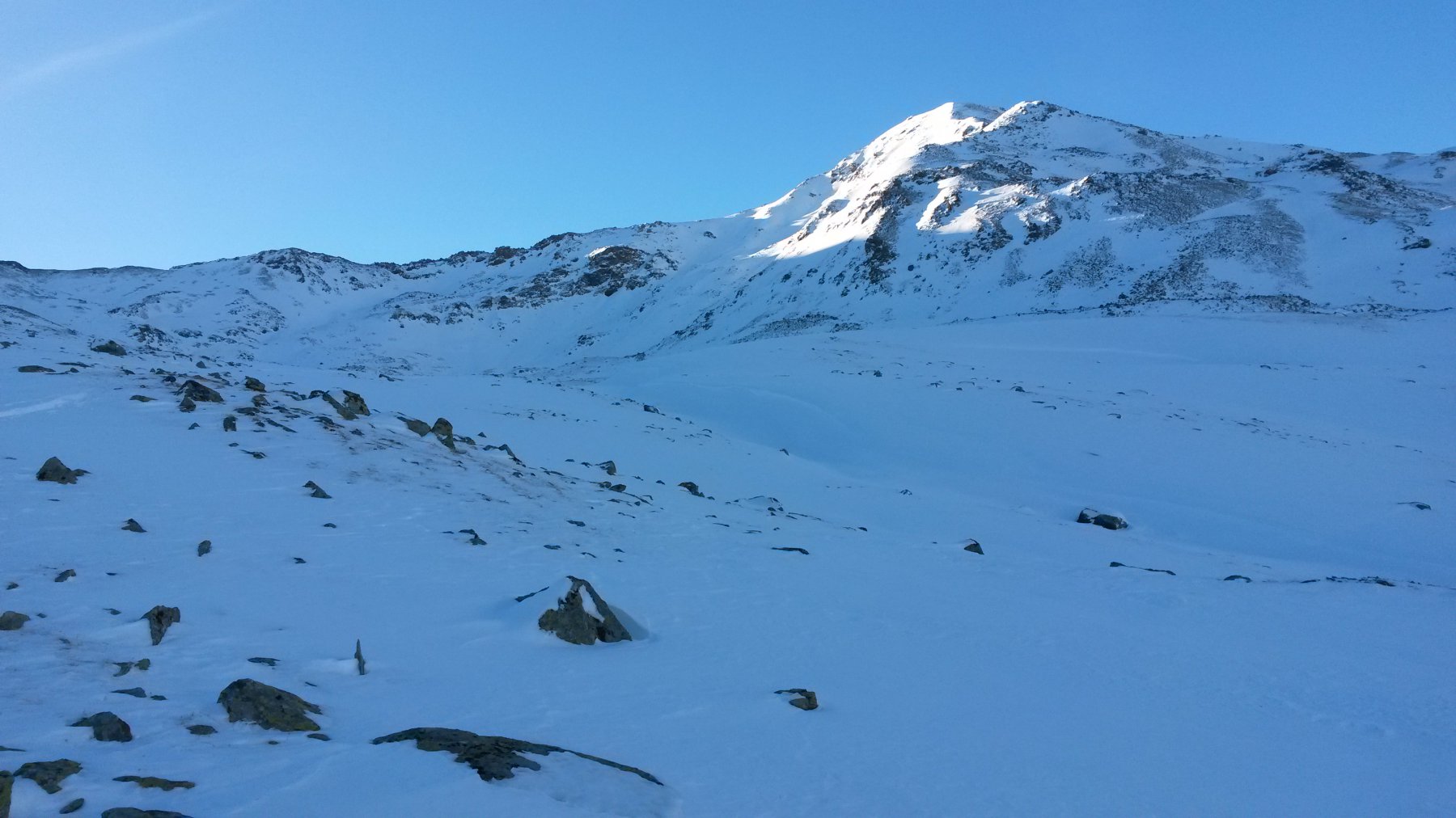 Già si vede tutto l'itinerario fino al Ginalpass con sulla destra il Dreizehntenhorn