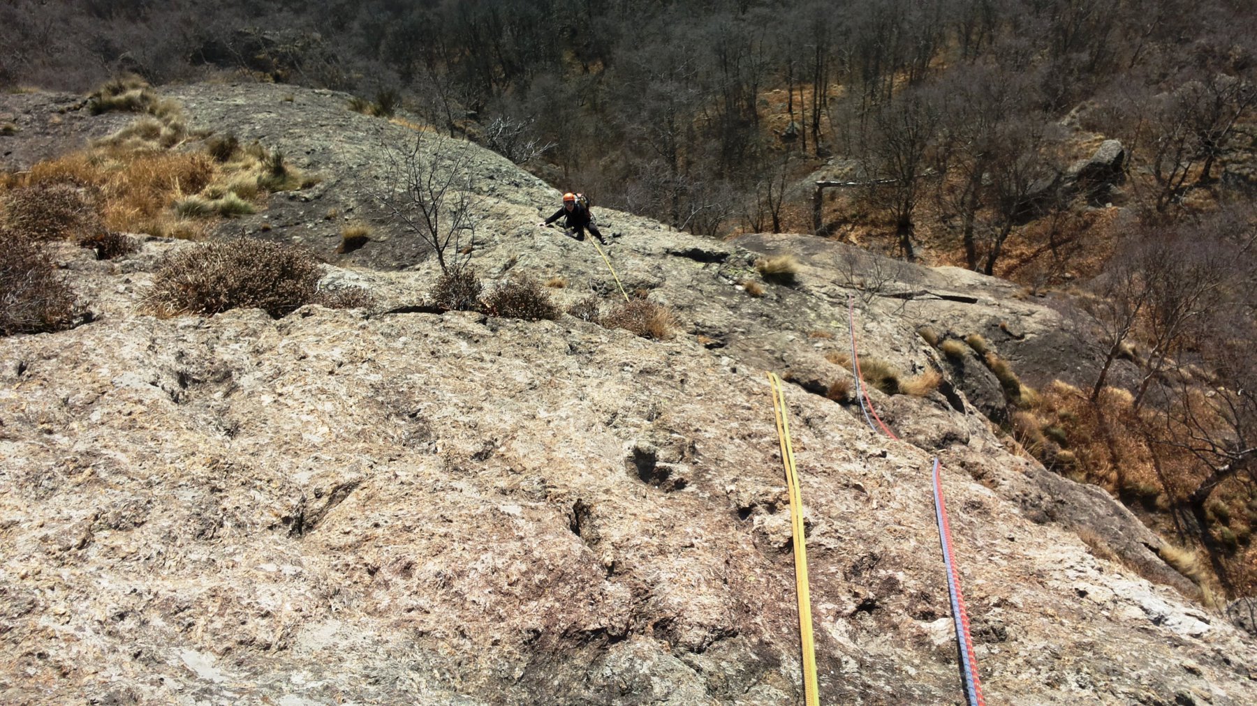 molto comodo completare la via con l'ultimo tiro della normale