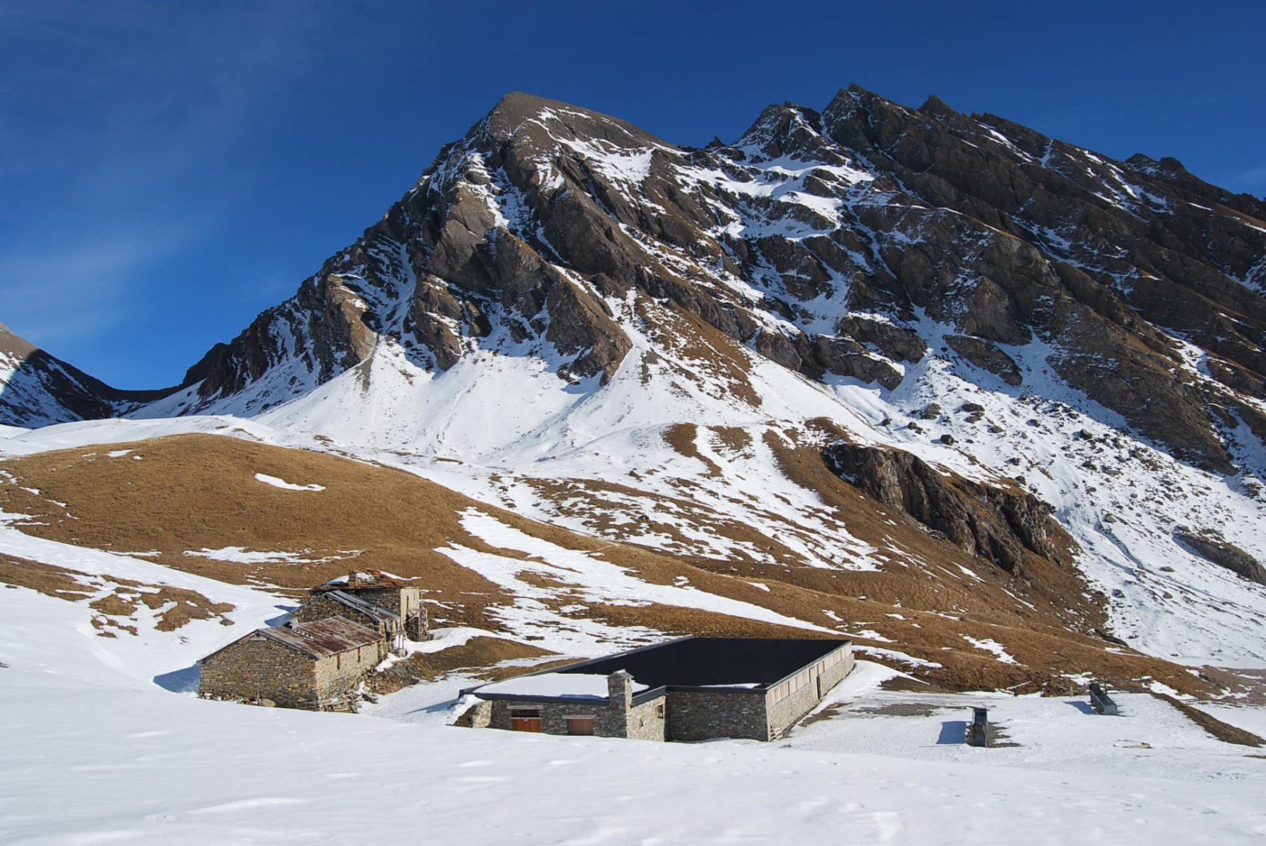 Gli Alpeggi del Berrio Blanc con il Berrio Blanc ed il suo colle sullo sfondo.