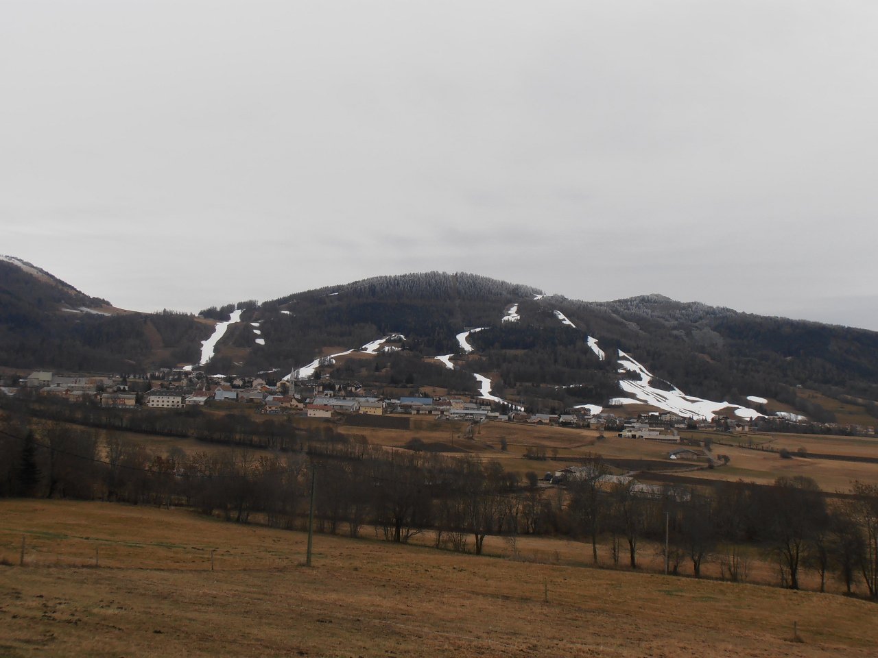 Piste di Ancelle: strisce di neve artificiale nel bosco...