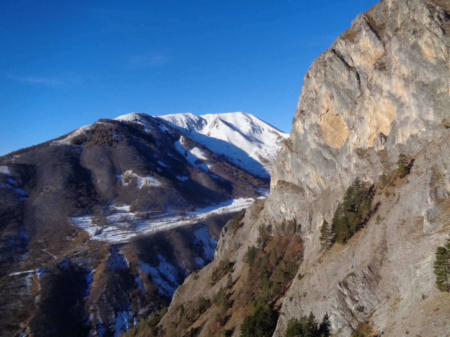 laggiù la piana innevata di Neraissa