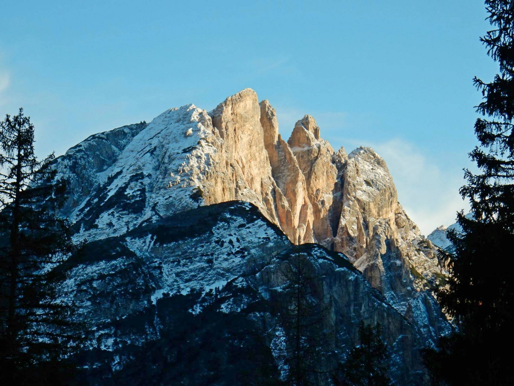 Tramonto infuocato sulle guglie delle Pezories.