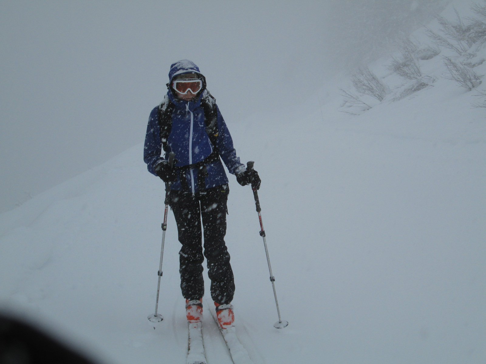 salendo sotto la fitta nevicata