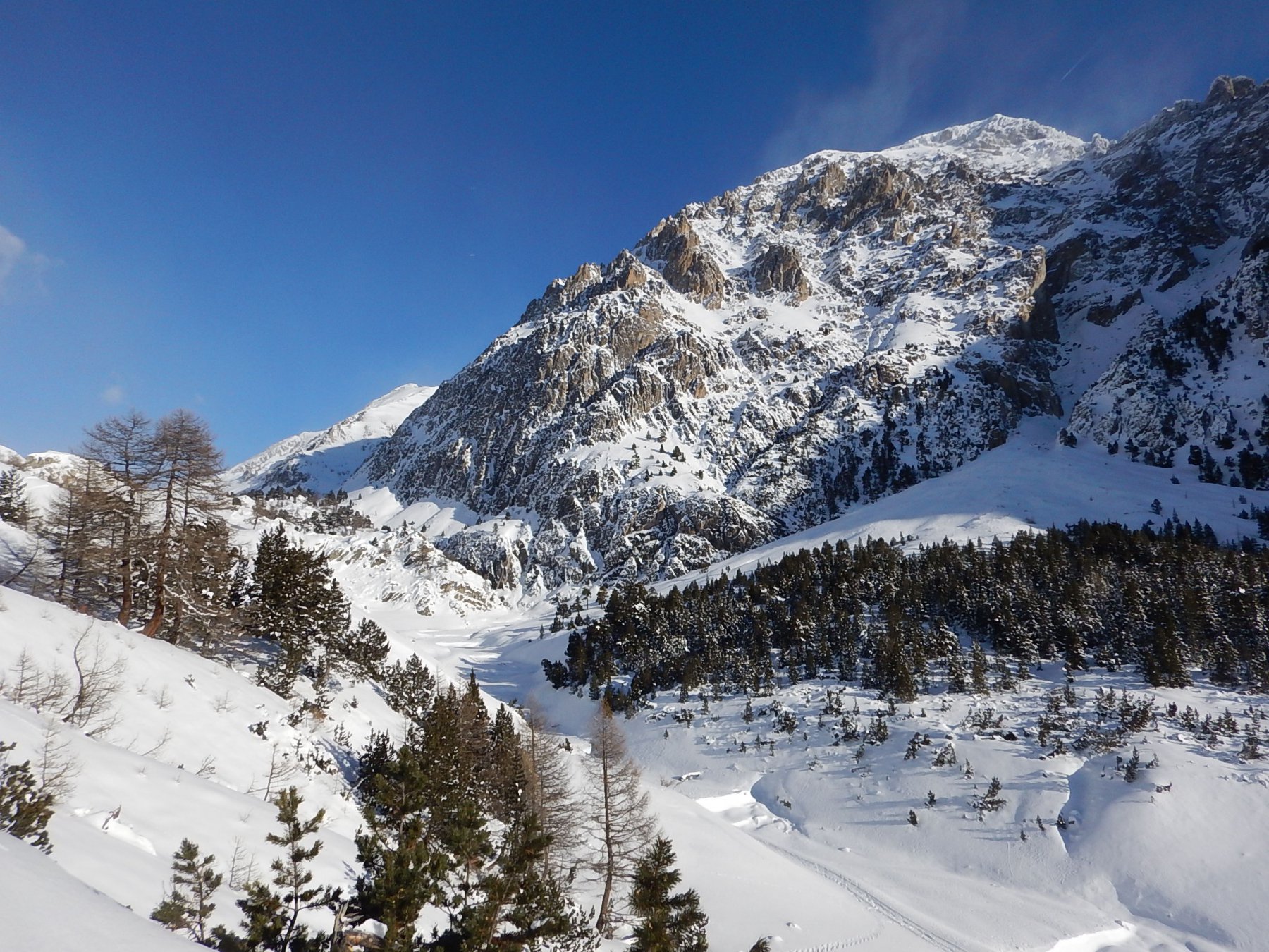 Il vallone di salita, poco dopo Claviere, sullo sfondo lo Chaberton invernale