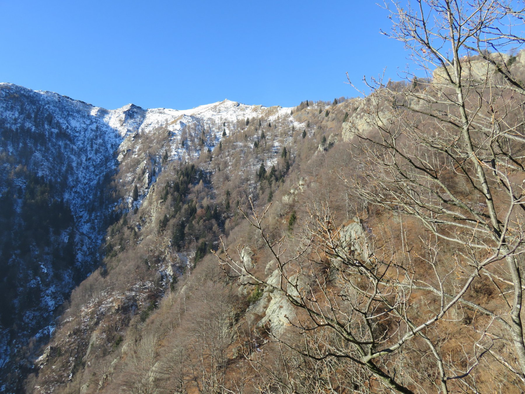 Dalla balza di quota 1300 circa; vista sull'Uja d'Ingria