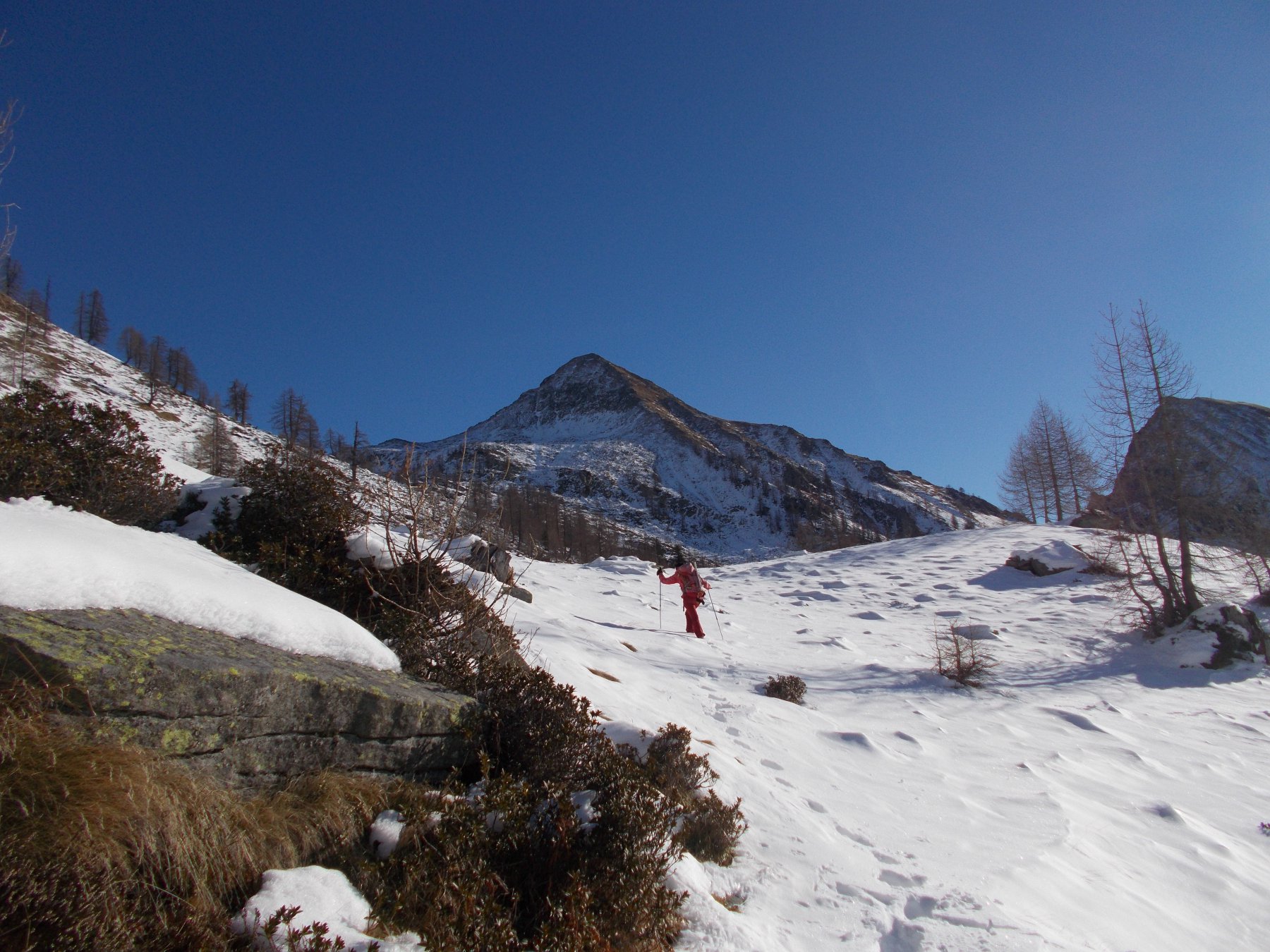 salendo verso la Bocchetta dei Laghetti con la meta di fronte..