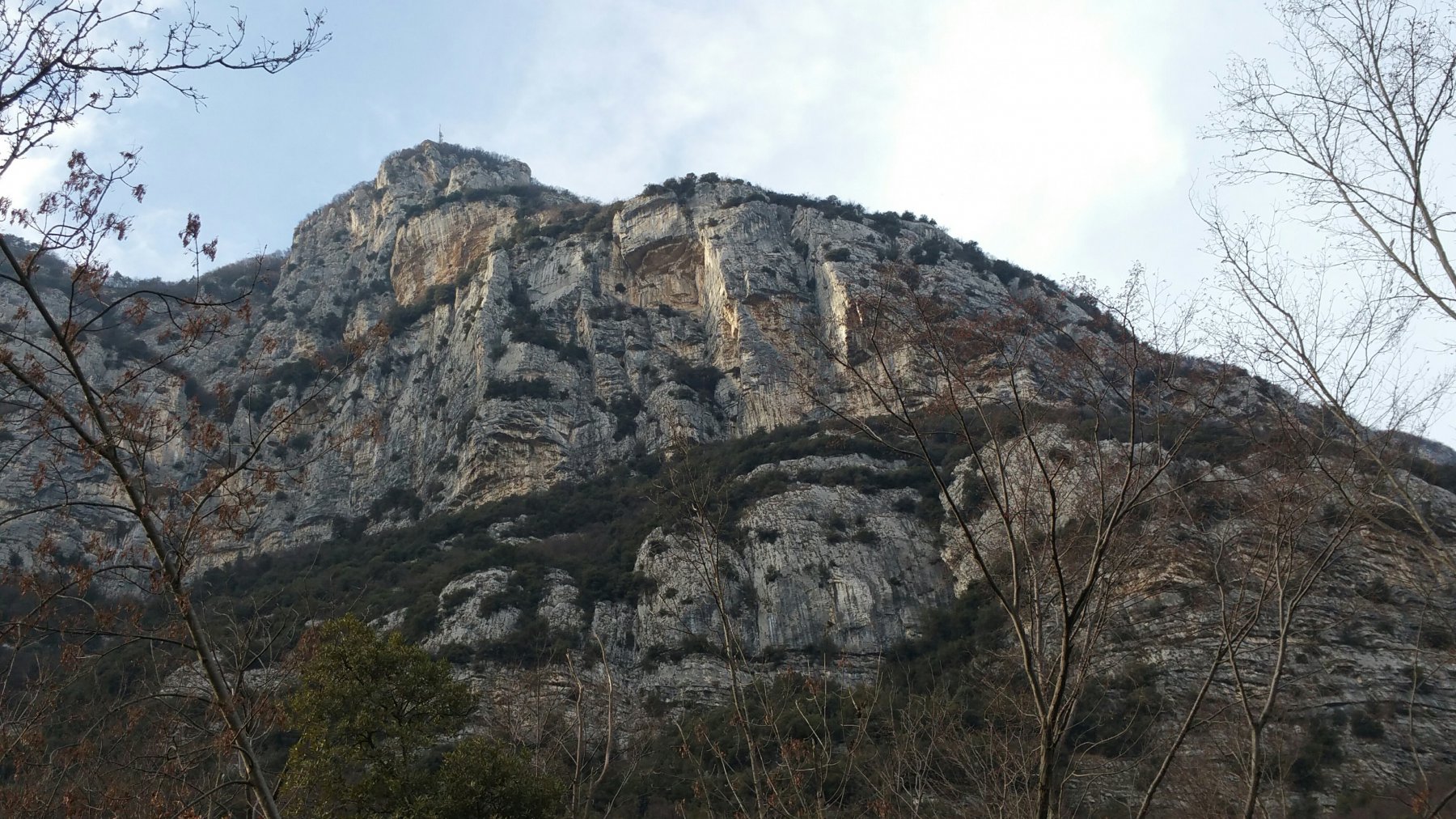 La porzione di parete dove corre la via