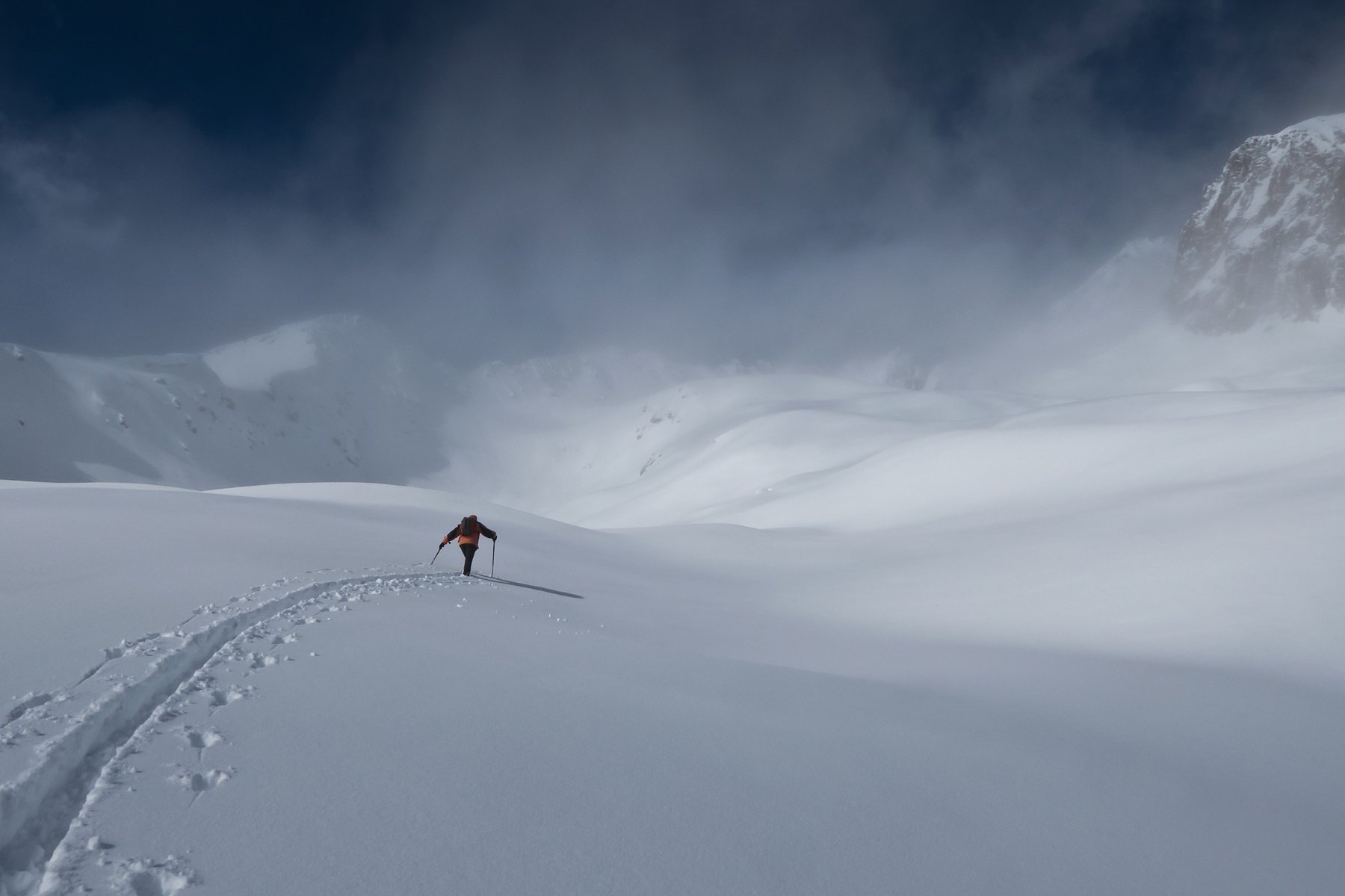 Compare l'azzurro sui morbidi pendii superiori