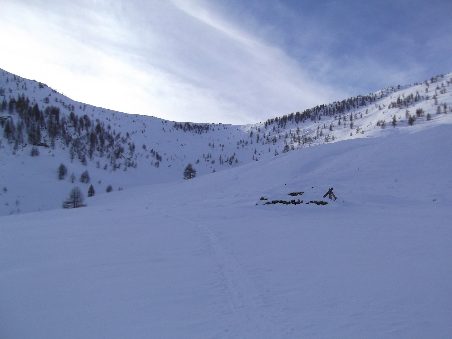 Sullo sfondo Passo Garlenda.