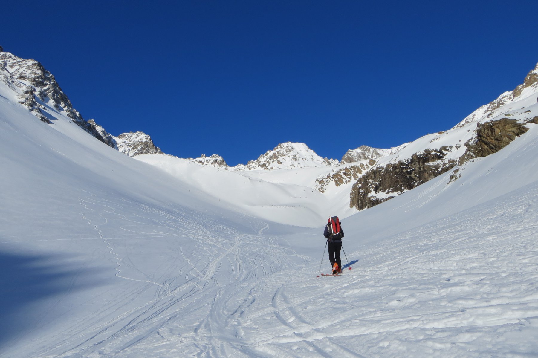 risalendo il vallon du Fontenil, sullo sfondo la Tete du Vallon e il suo pendio E