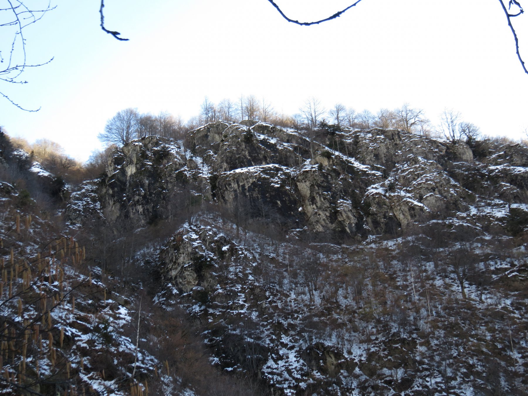 Dal sentiero ripulito, a sx il salto del DER del CETT