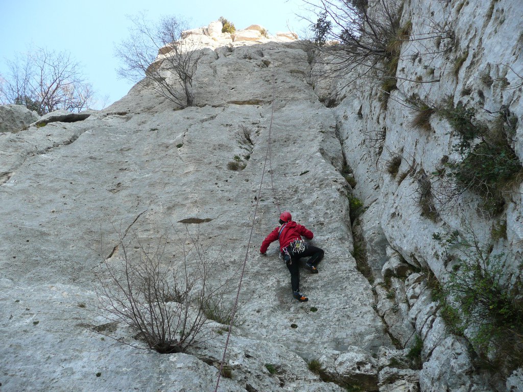 Gambalesta su Mani d'oro 6a, Partenza verticale su buchi lontani