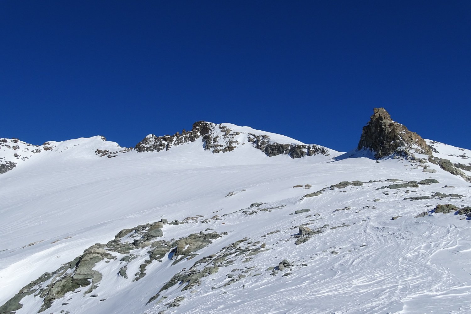 accesso al Glacier du Mont Gelé; a sinistra la cima