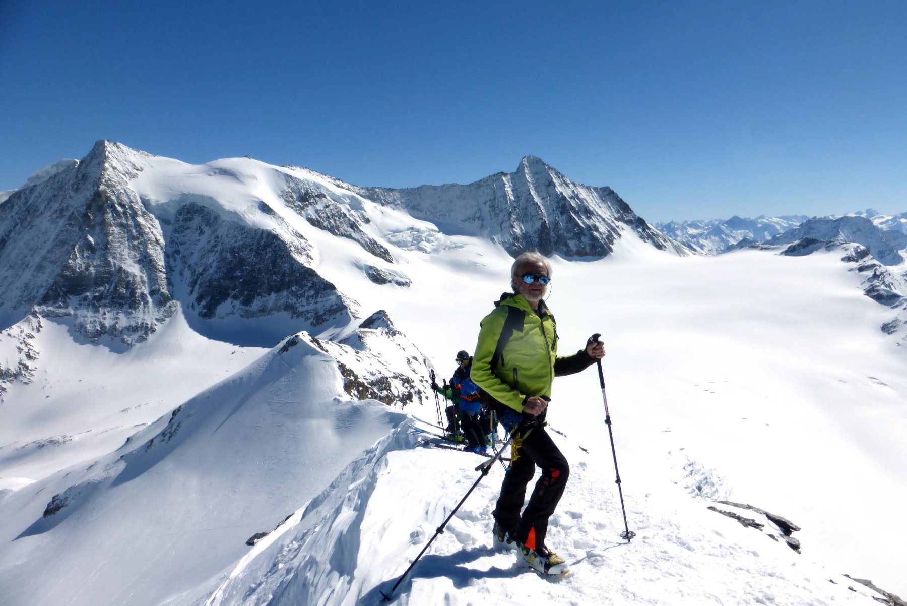 in cima  dietro  M.Blanc d Cheilon e Les Ruinettes